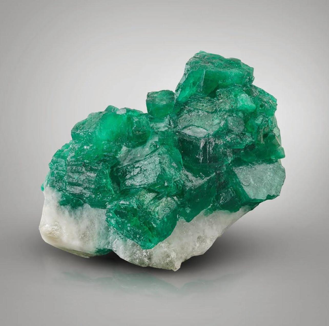 Información sobre el producto:

Tipo de espécimen: Cristales de Esmeralda sobre Calcita

Peso: 29 gramos

Dimensiones: Al: 4 x An: 2,8 x Pr: 2,4 cm

Origen: Valle de Swat, provincia de KPK, Pakistán

Tratamiento: Ninguno

Descripción: