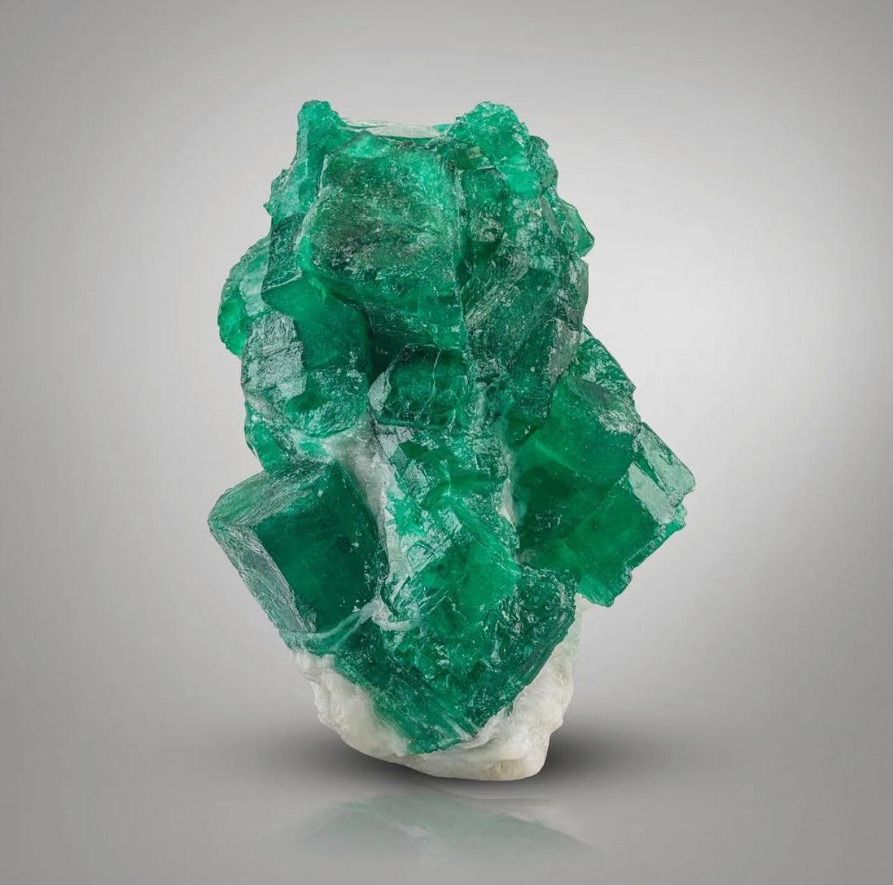 29 gramos de cristales de esmeralda verde radiante posados en una matriz de calcita procedentes de Pakistán Estilo Adán en venta