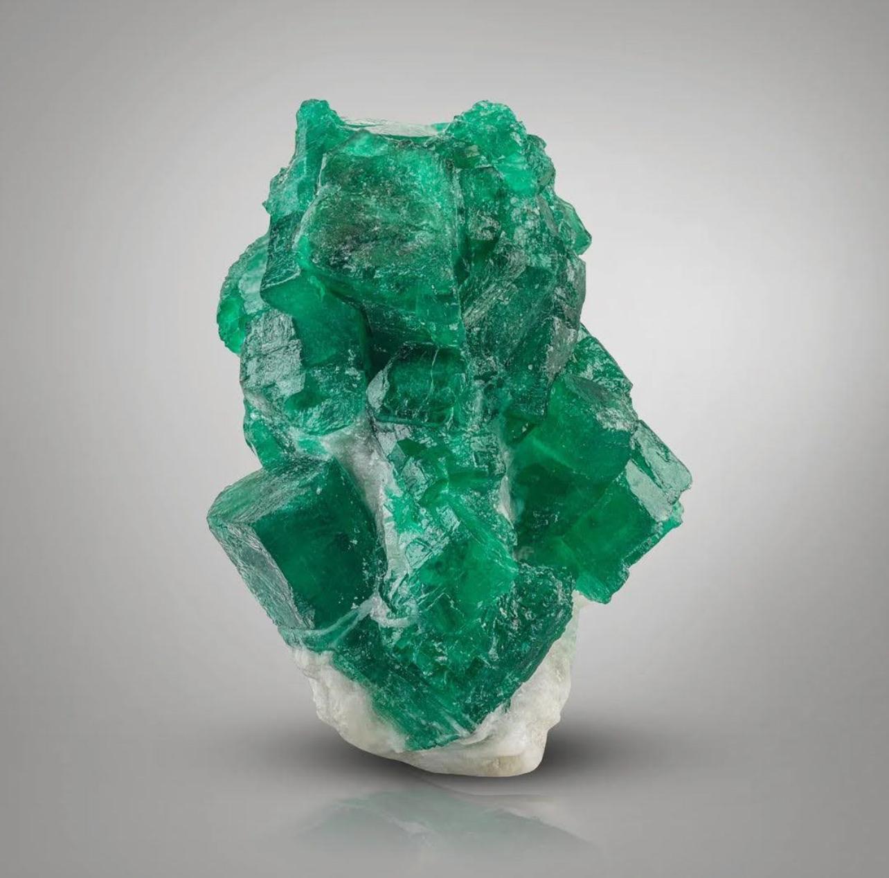29 gramos de cristales de esmeralda verde radiante posados en una matriz de calcita procedentes de Pakistán en Bueno estado para la venta en Peshawar, PK