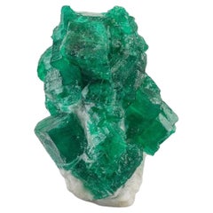 29 grammes d'émeraudes vertes rayonnantes perchées sur un matrice de calcite du Pakistan