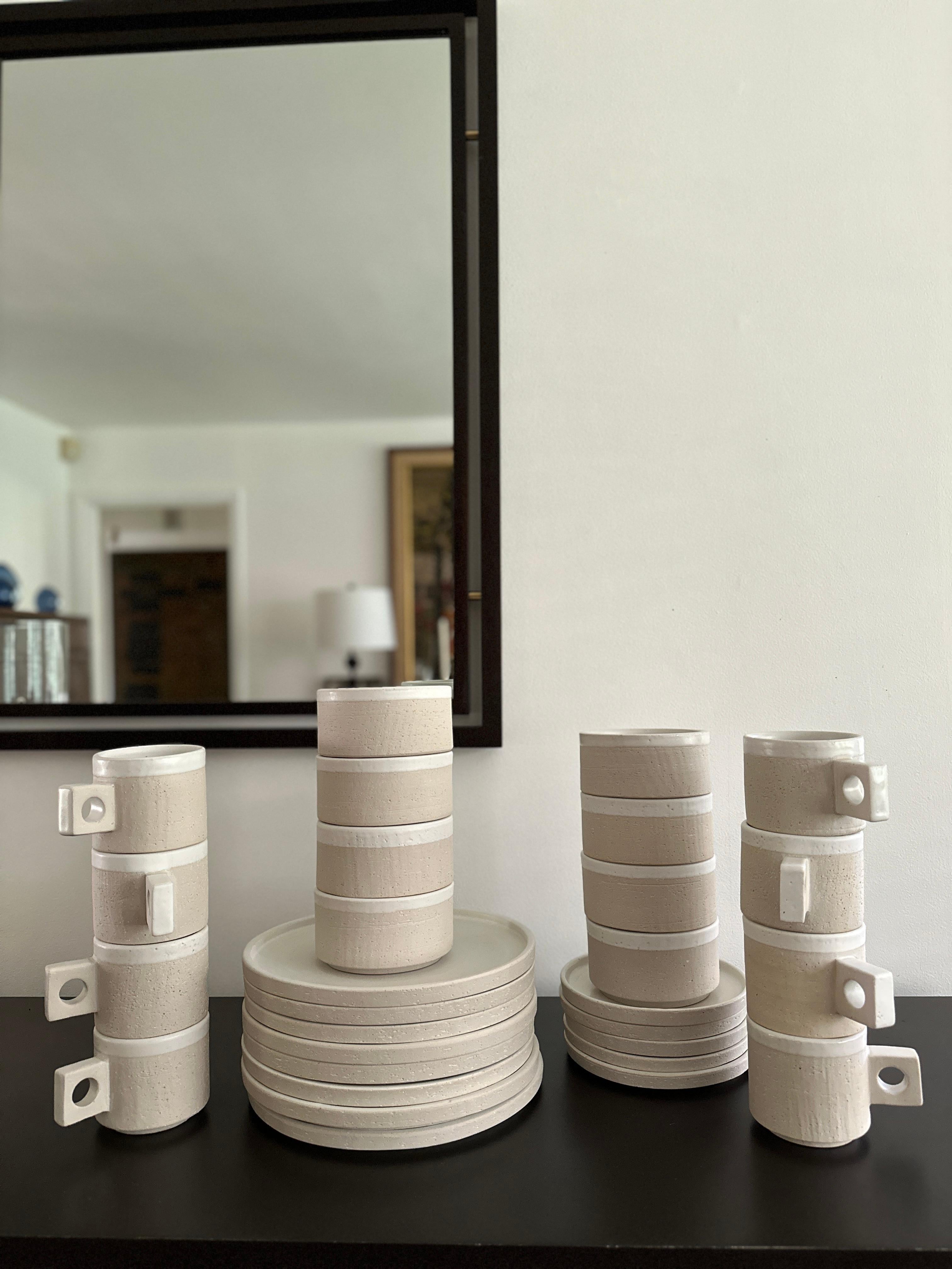 Ensemble de 29 pièces de poterie en grès avec une céramique blanche surglacée, conçu par Jonathan Adler. Le motif s'appelle 