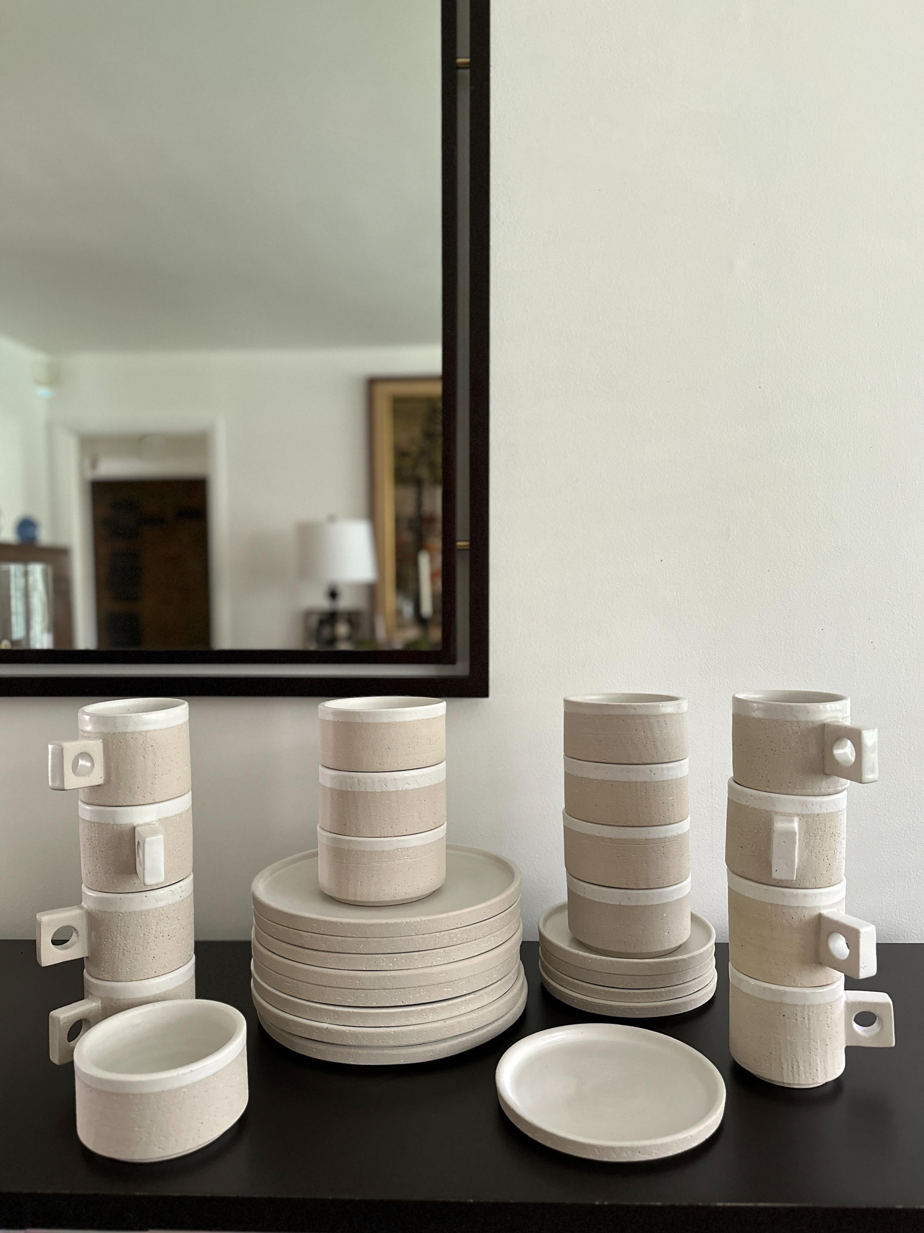 Mid-Century Modern Ensemble de 29 pièces de vaisselle en poterie conçu par Jonathan Adler, motif brésilien en vente