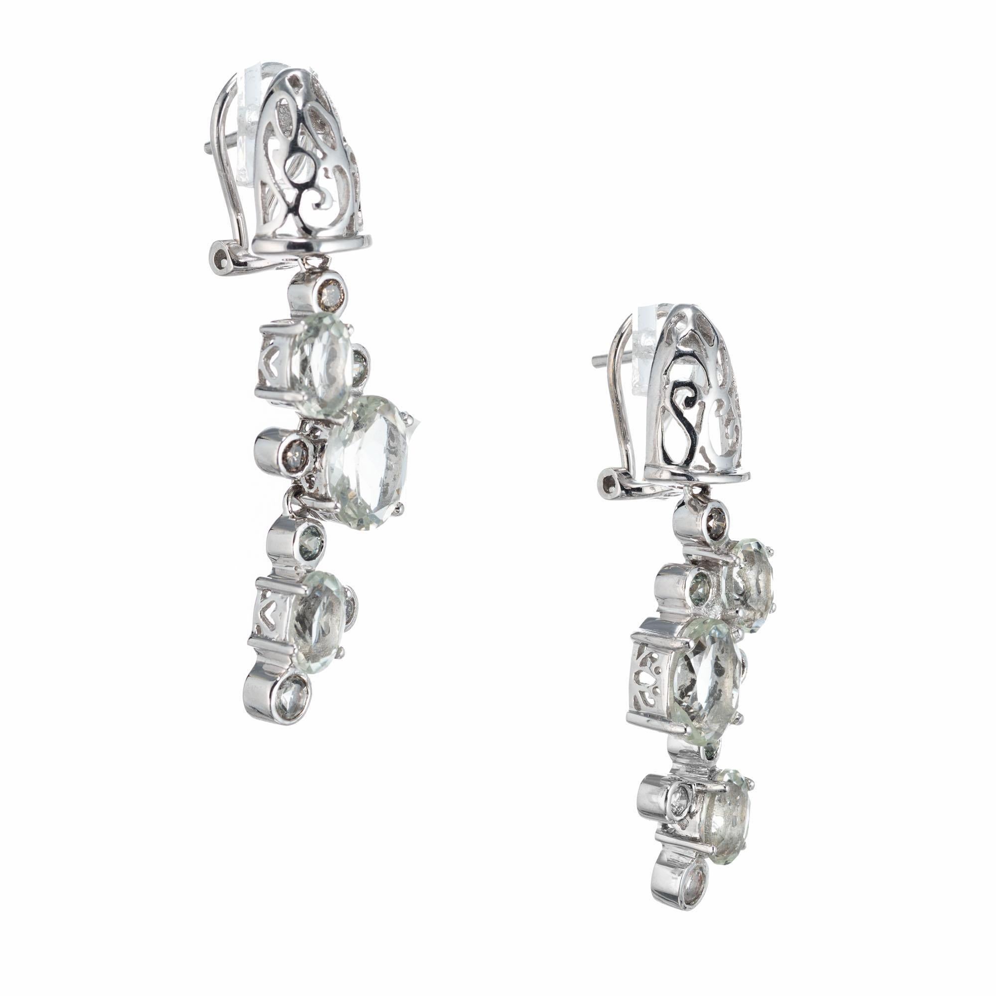 Orecchini pendenti a goccia con aqua ovale e rotonda, con accenti di diamanti rotondi bianchi e marroni incastonati in oro bianco 14k. Clip post back.

6 acquamarine ovali di colore blu chiaro e verdastro, circa 2,90 carati
6 diamanti rotondi, K-L