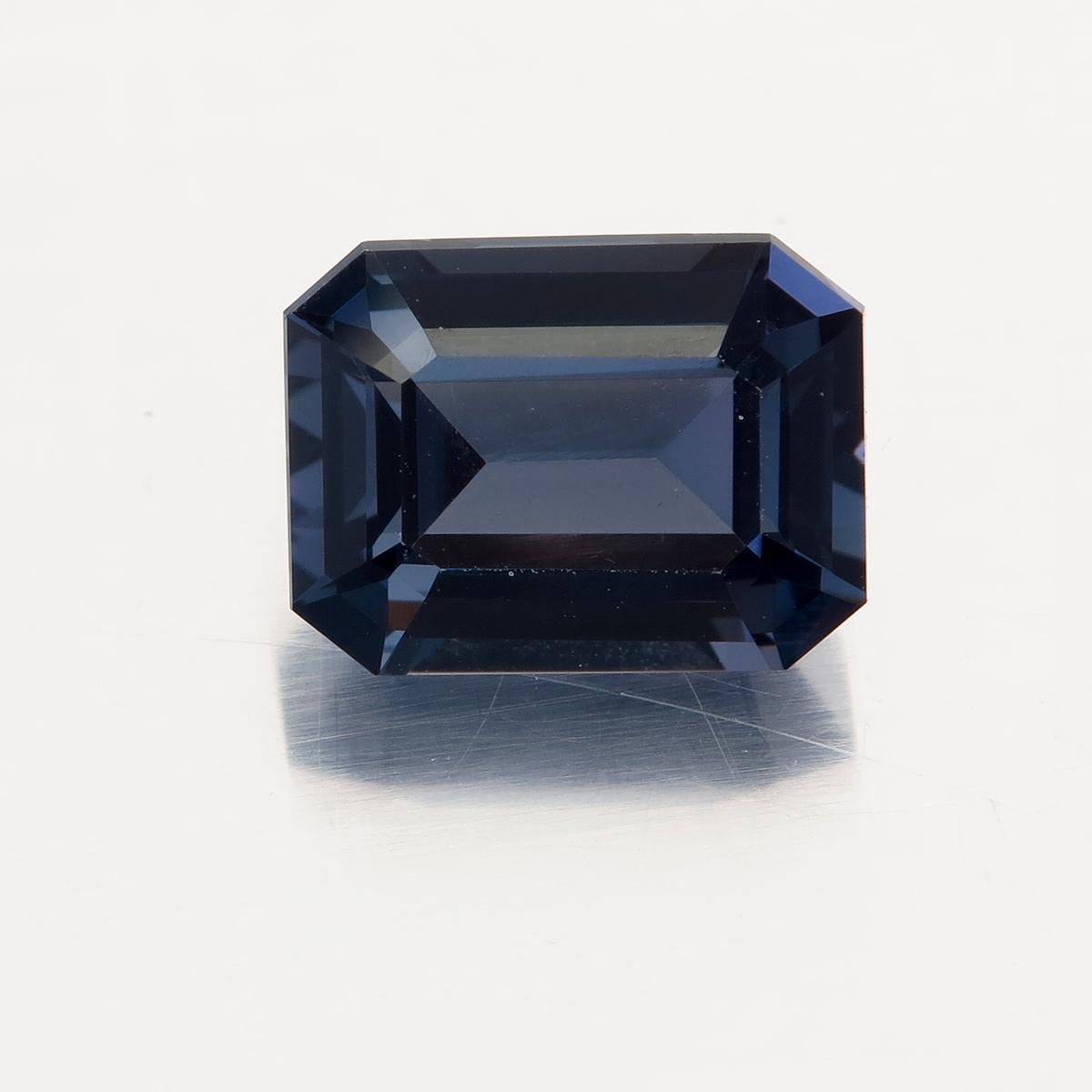 Raro Spinello di 2,90 carati con variazione di colore proveniente dallo Sri Lanka 
Rapporto certificato Lotus: 2661-6868
Forma: Ottagonale
Stile di taglio: Sfaccettato, Corona: Passo, Padiglione: Passo
Colore: blu, questa gemma mostra un raro