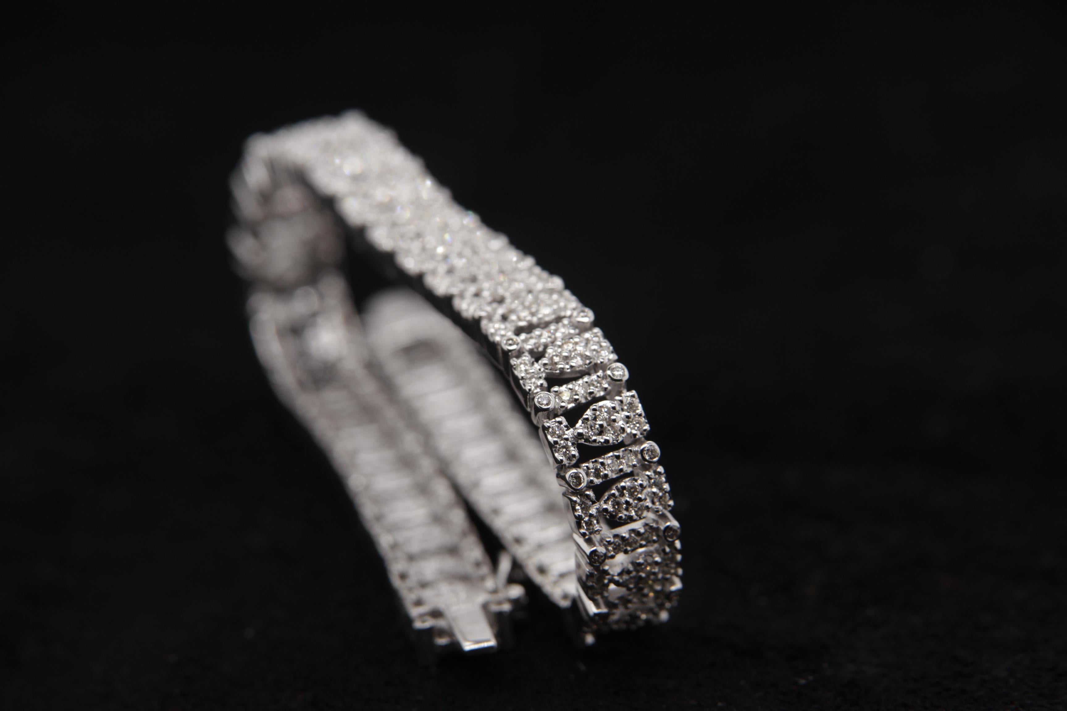 Round Cut 2.90 Carat Diamond Bracelet in 18 Karat Gold For Sale