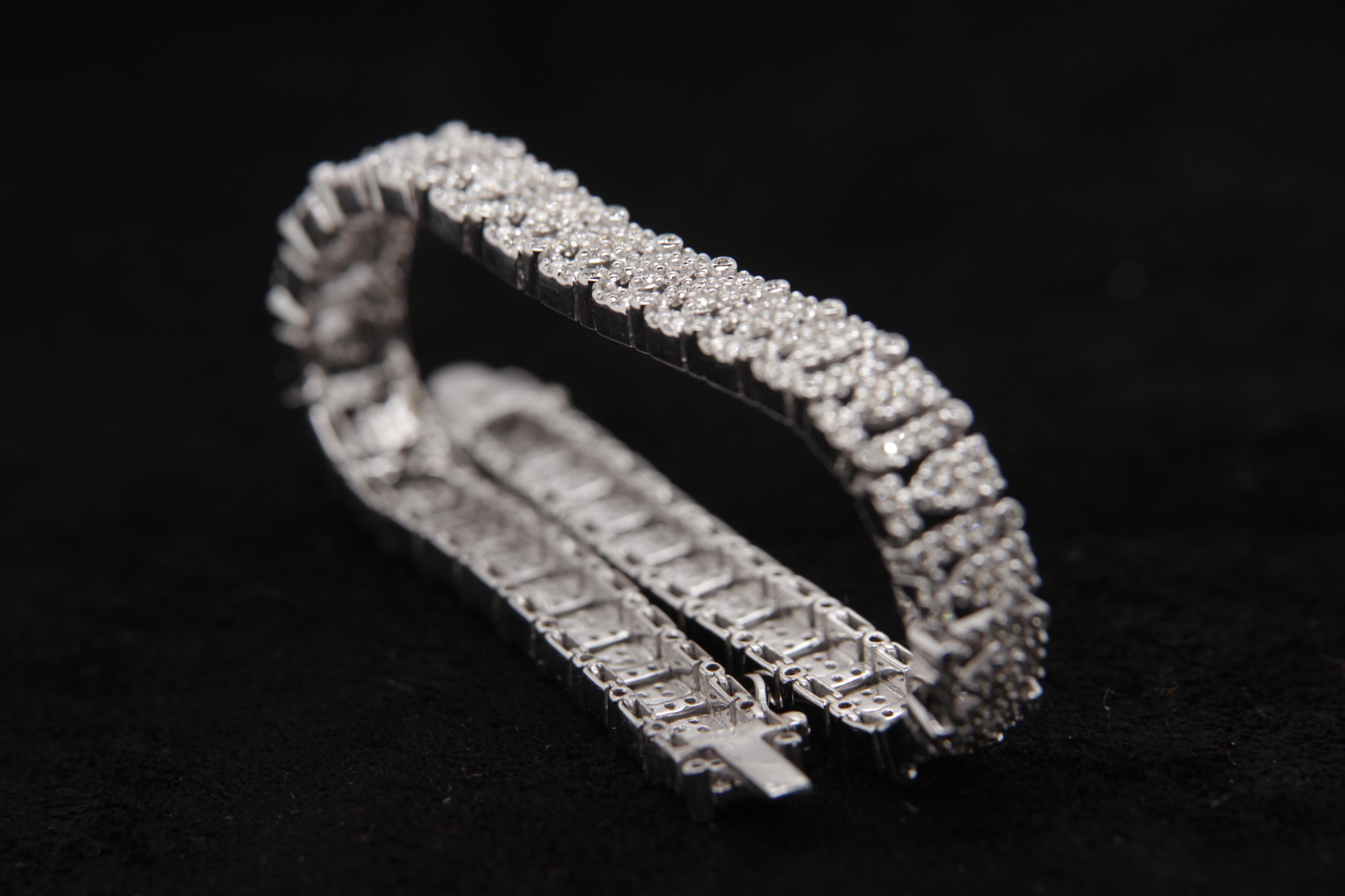 2.90 Carat Diamond Bracelet in 18 Karat Gold In New Condition For Sale In Bangkok, TH