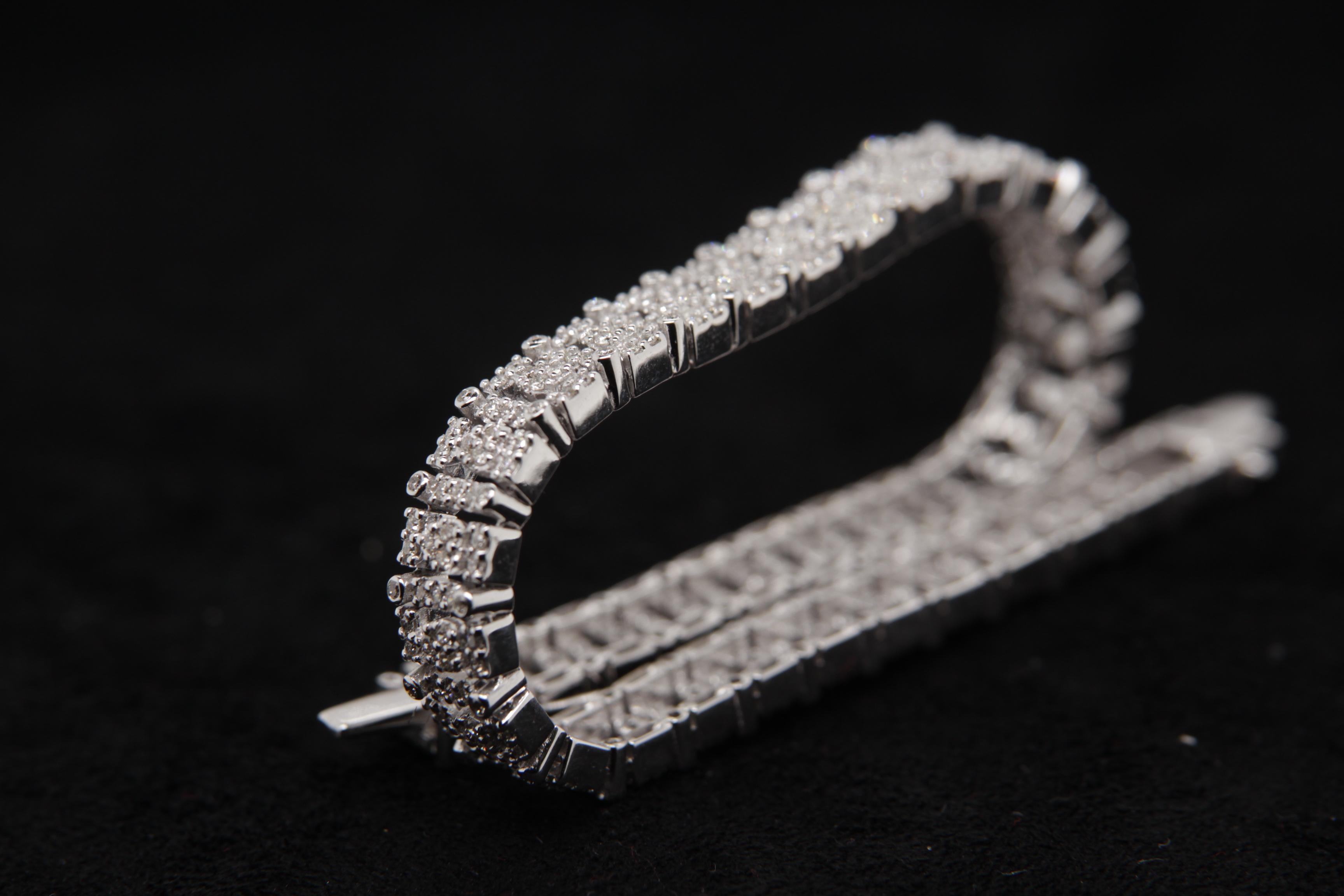 Women's or Men's 2.90 Carat Diamond Bracelet in 18 Karat Gold For Sale