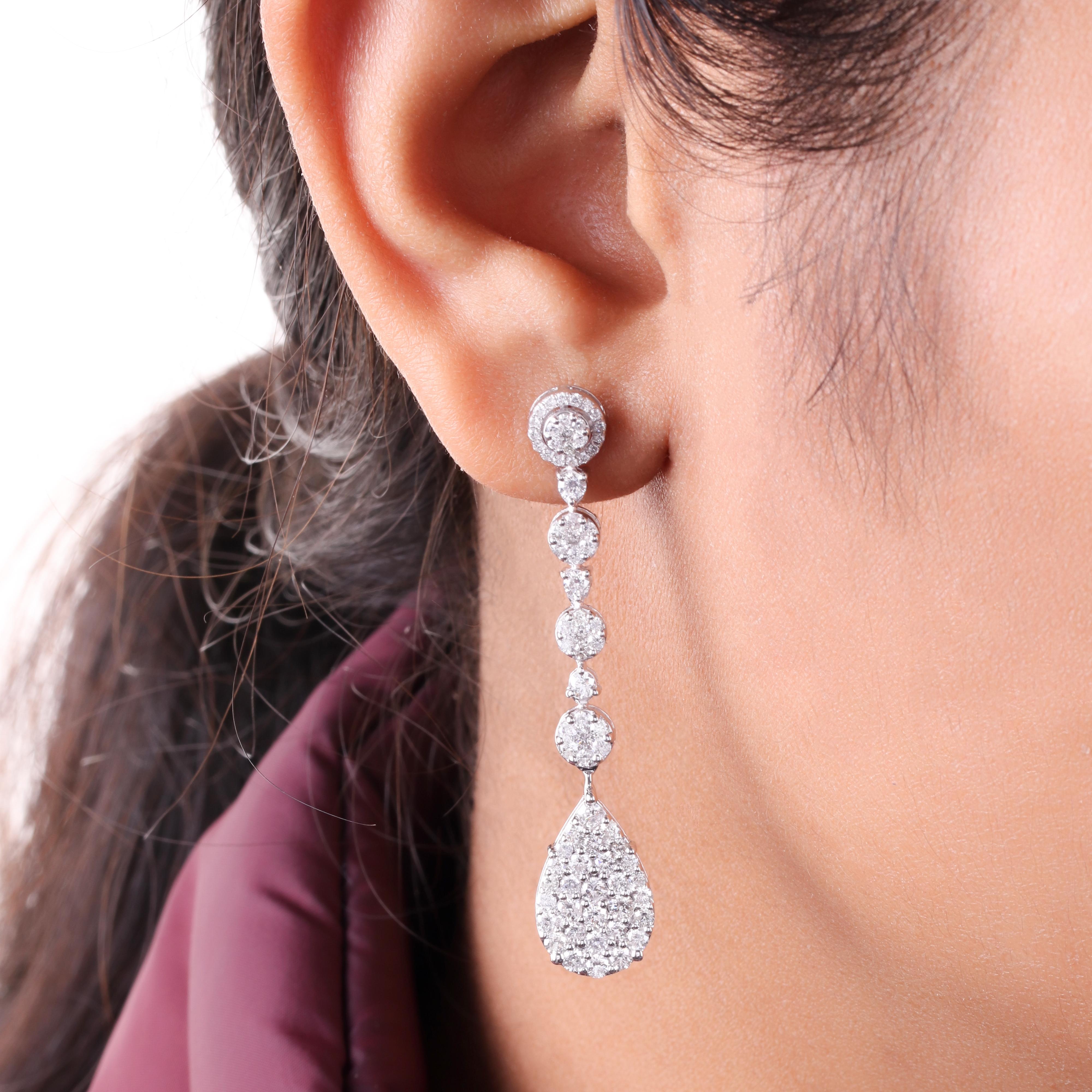 Taglio rotondo 2,90 carati di diamante Pave Dangle Orecchini in oro bianco 18 carati Gioielli fatti a mano in vendita