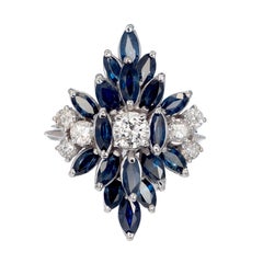 Anillo de cóctel de oro blanco con zafiro y diamantes de 2,90 quilates