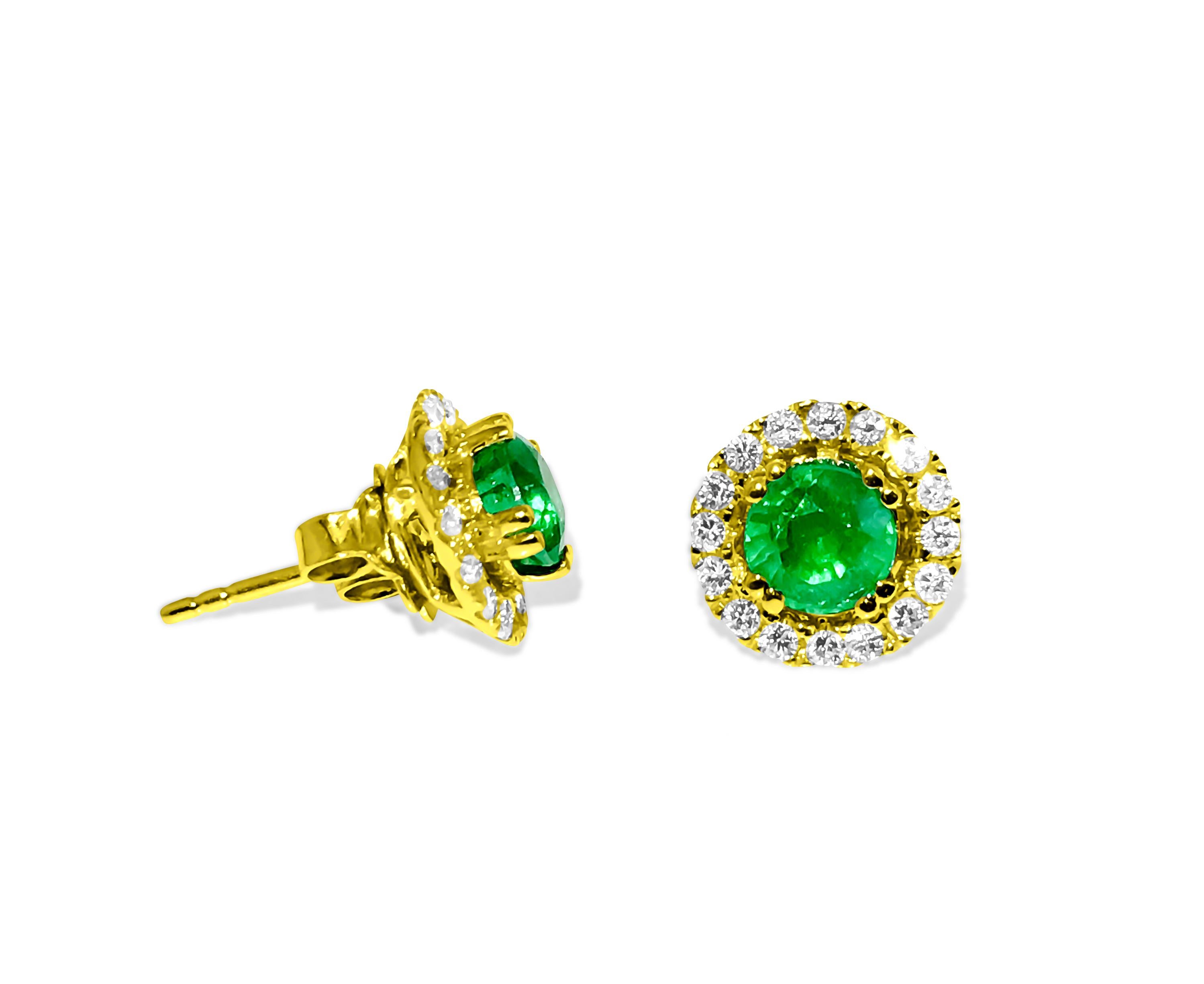 Taille brillant 2.90 Carat Emerald & G color Diamond Studs in 14K Gold en vente