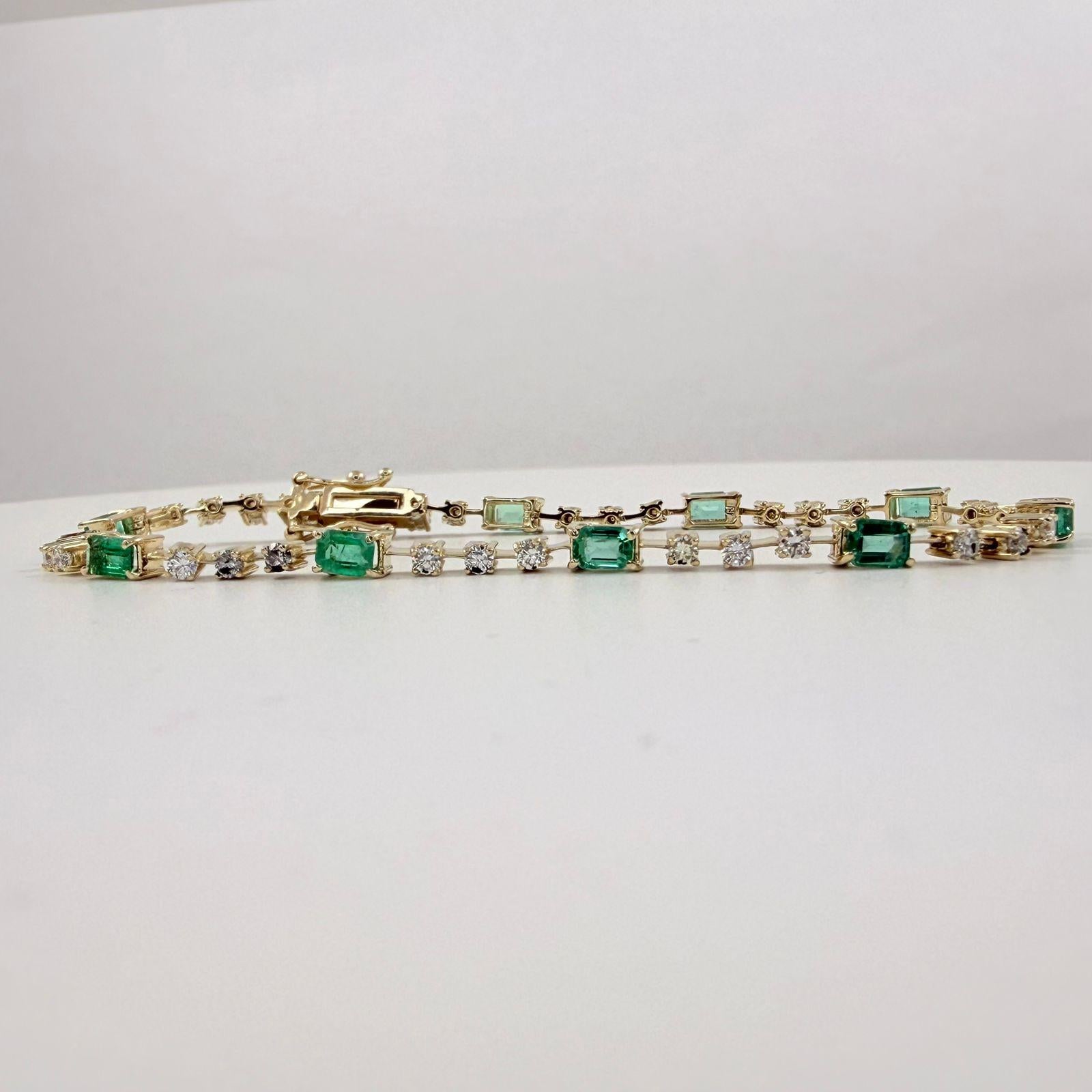 Una refinada fusión de color y brillo, esta pulsera de tenis de 2,90 quilates presenta esmeraldas verdes talla esmeralda y diamantes brillantes redondos alternados, meticulosamente engastados en oro amarillo pulido de 14 quilates. Las esmeraldas