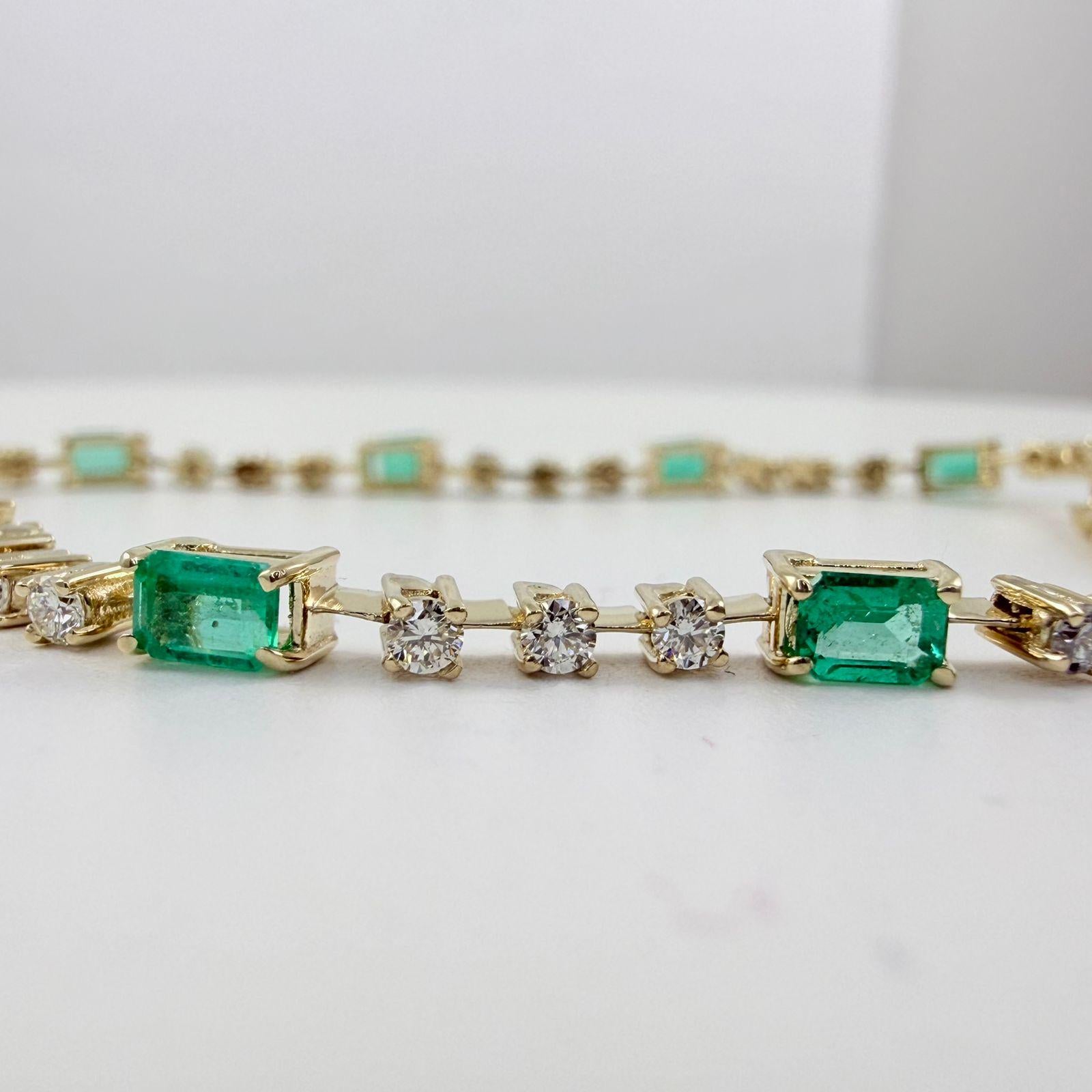 Esmeralda verde de 2,90 quilates y diamante Pulsera de moda en oro amarillo de 14 quilates en venta 1