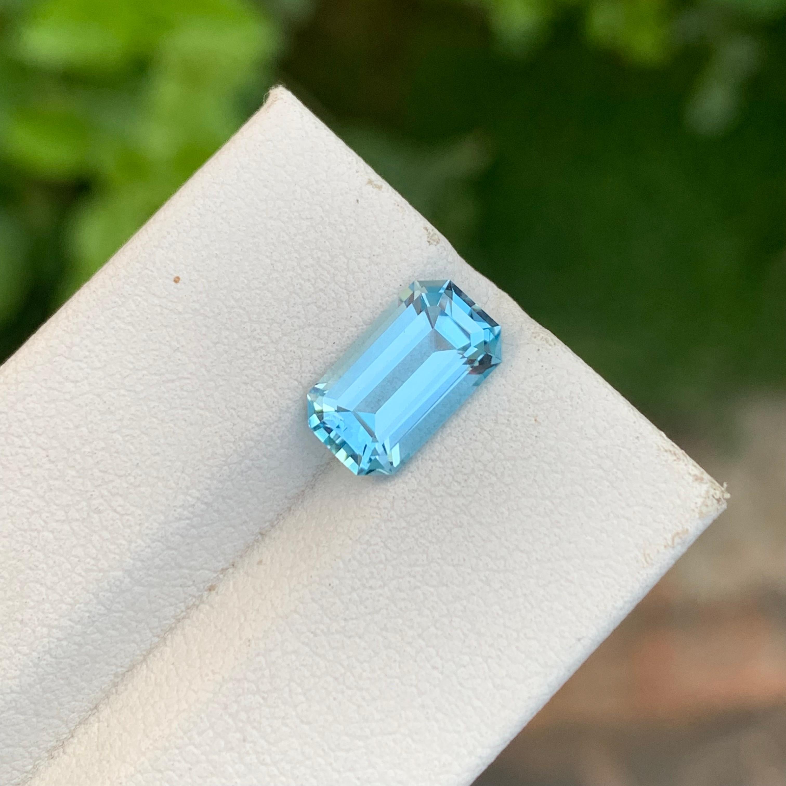 Emerald Cut 2.90 Carat Loose Adorable Blue Topaz Emerald Shape Gem For Jewellery Making For Sale