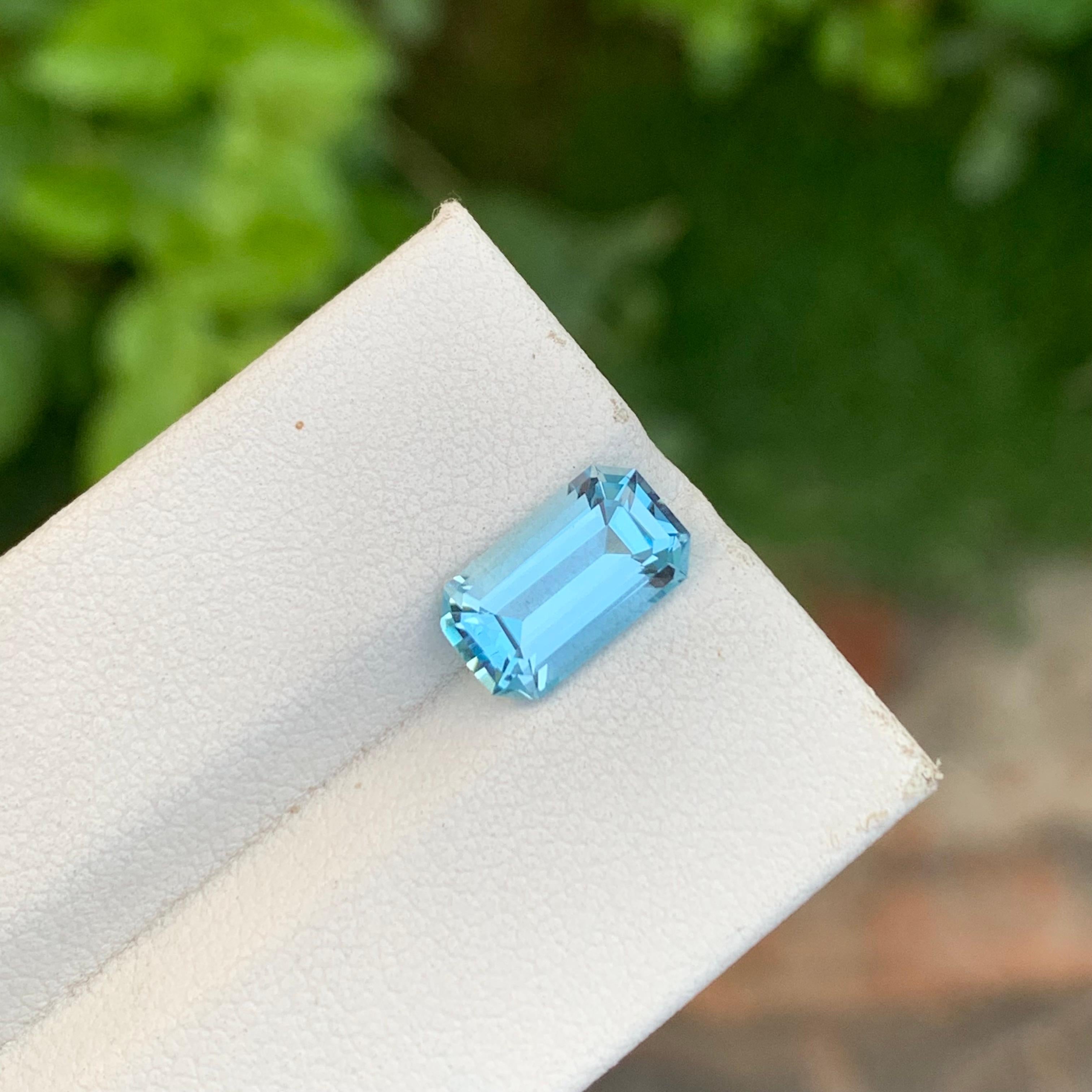 2.90 Carat Loose Adorable Blue Topaz Emerald Shape Gem For Jewellery Making In New Condition For Sale In Peshawar, PK