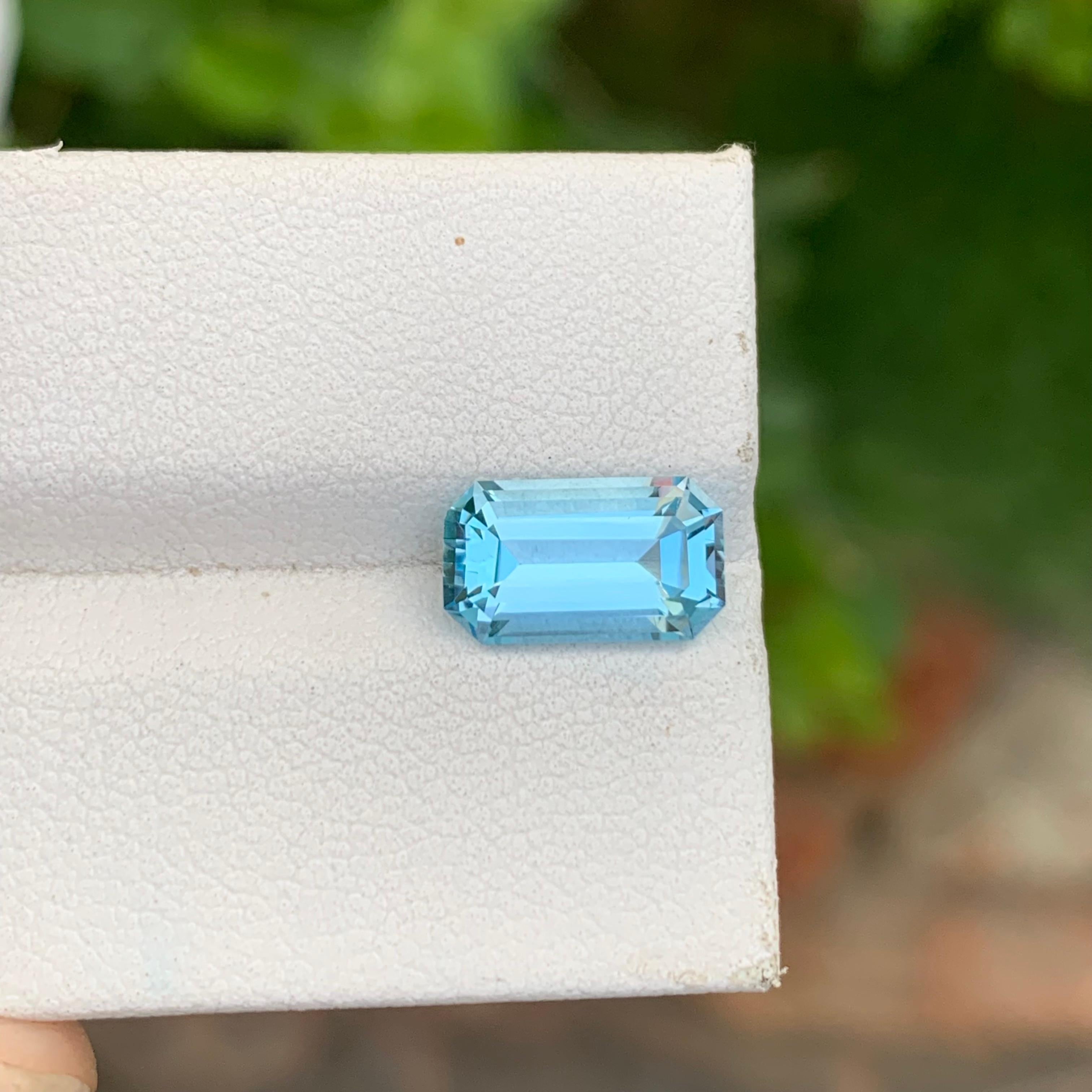 Women's or Men's 2.90 Carat Loose Adorable Blue Topaz Emerald Shape Gem For Jewellery Making For Sale