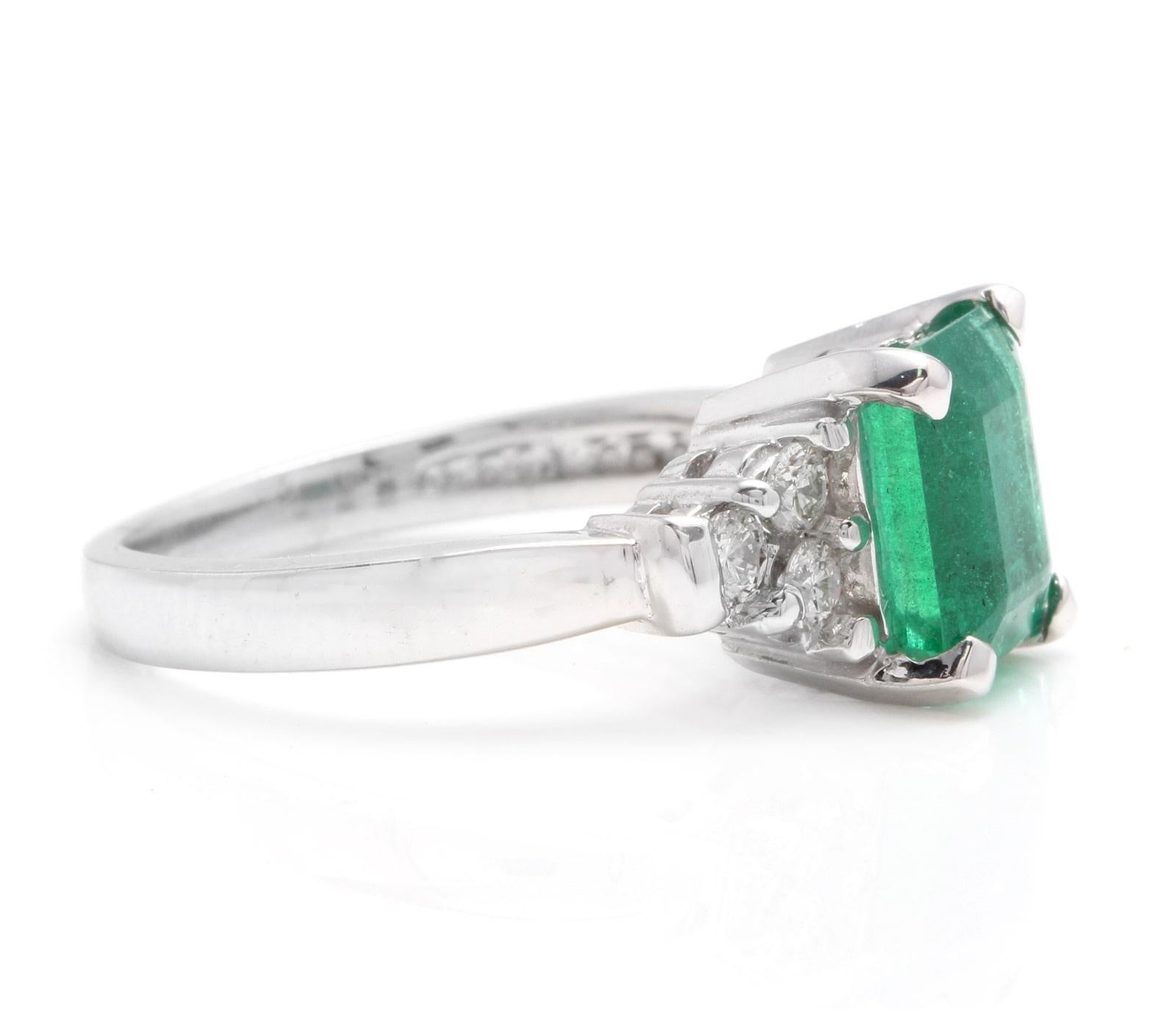 Round Cut 2.90 Carat Natural Emerald and Diamond 14 Karat Solid White Gold Ring For Sale