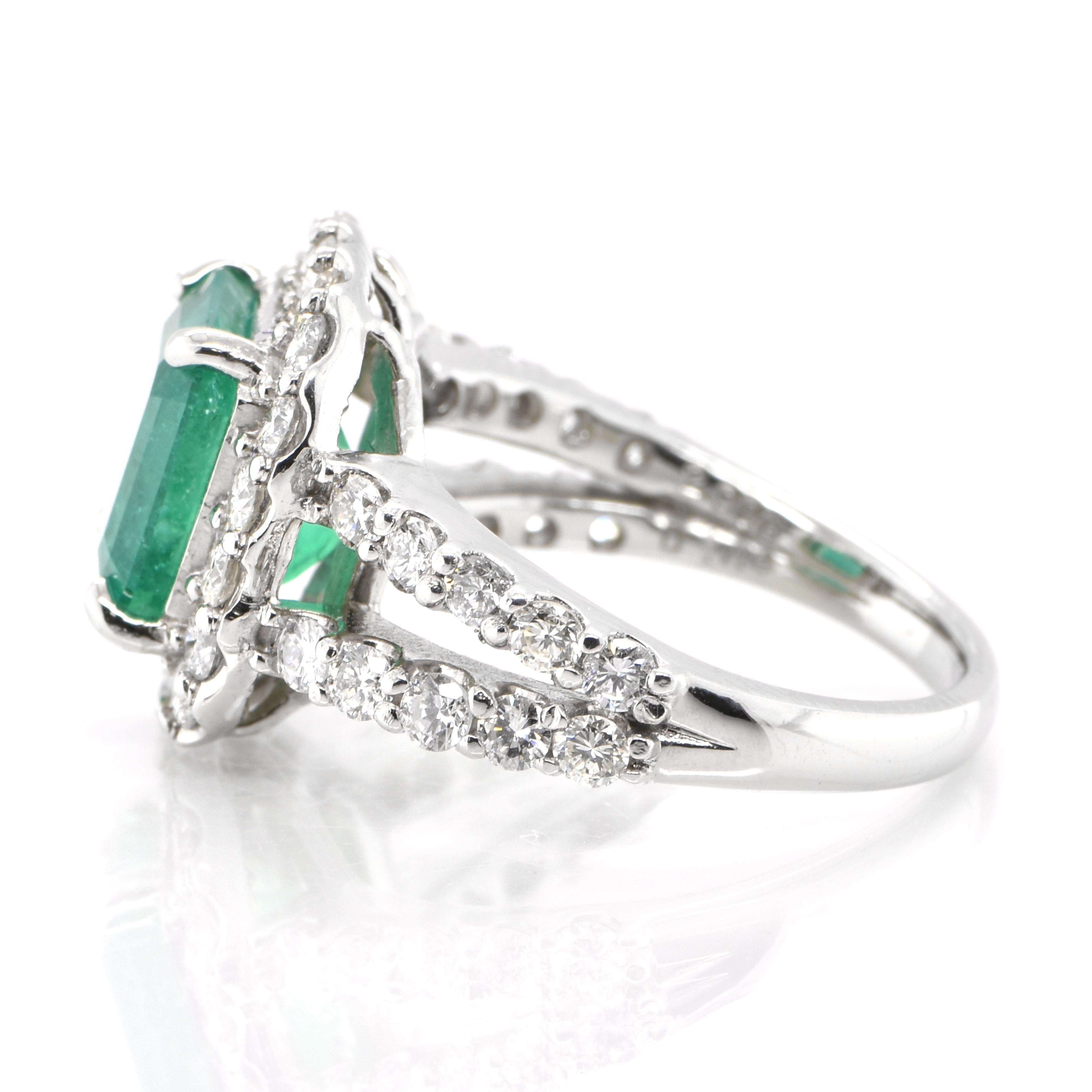 2.90 Carat Natural Emerald and Diamond Halo Ring Set in Platinum In New Condition In Tokyo, JP