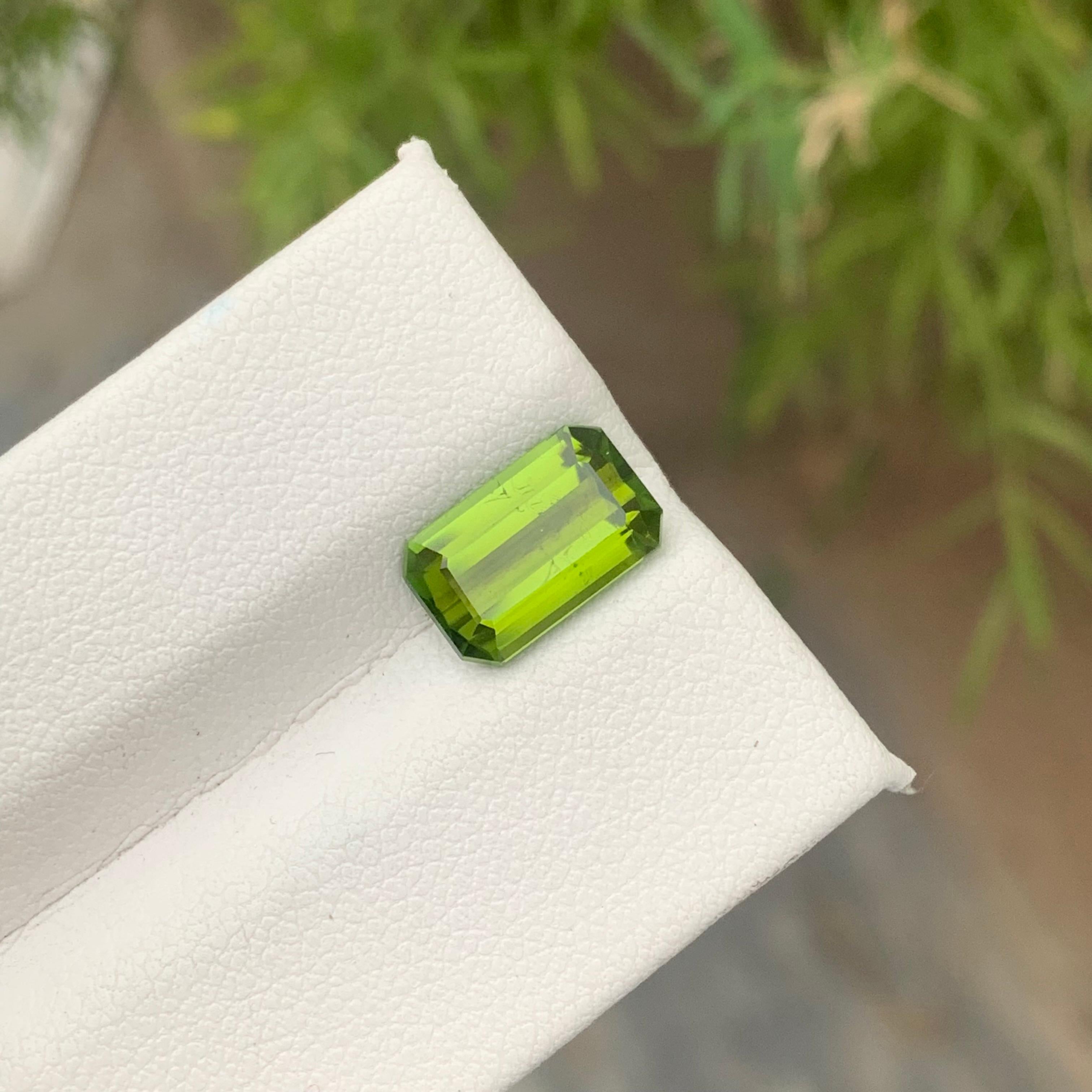 Bague en tourmaline verte facettée naturelle de 2,90 carats de taille émeraude pour la fabrication de bijoux en vente 4