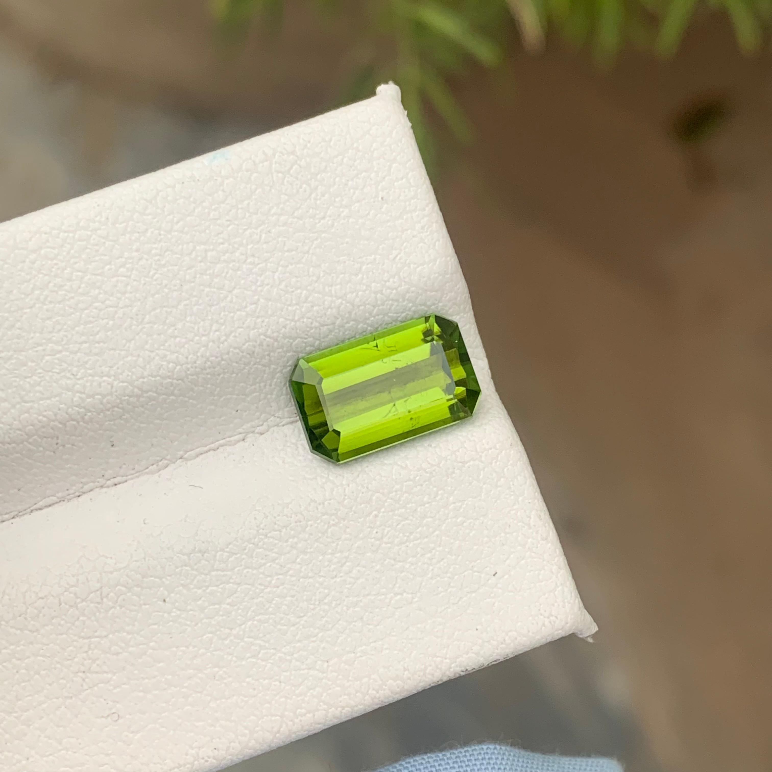 Bague en tourmaline verte facettée naturelle de 2,90 carats de taille émeraude pour la fabrication de bijoux en vente 6