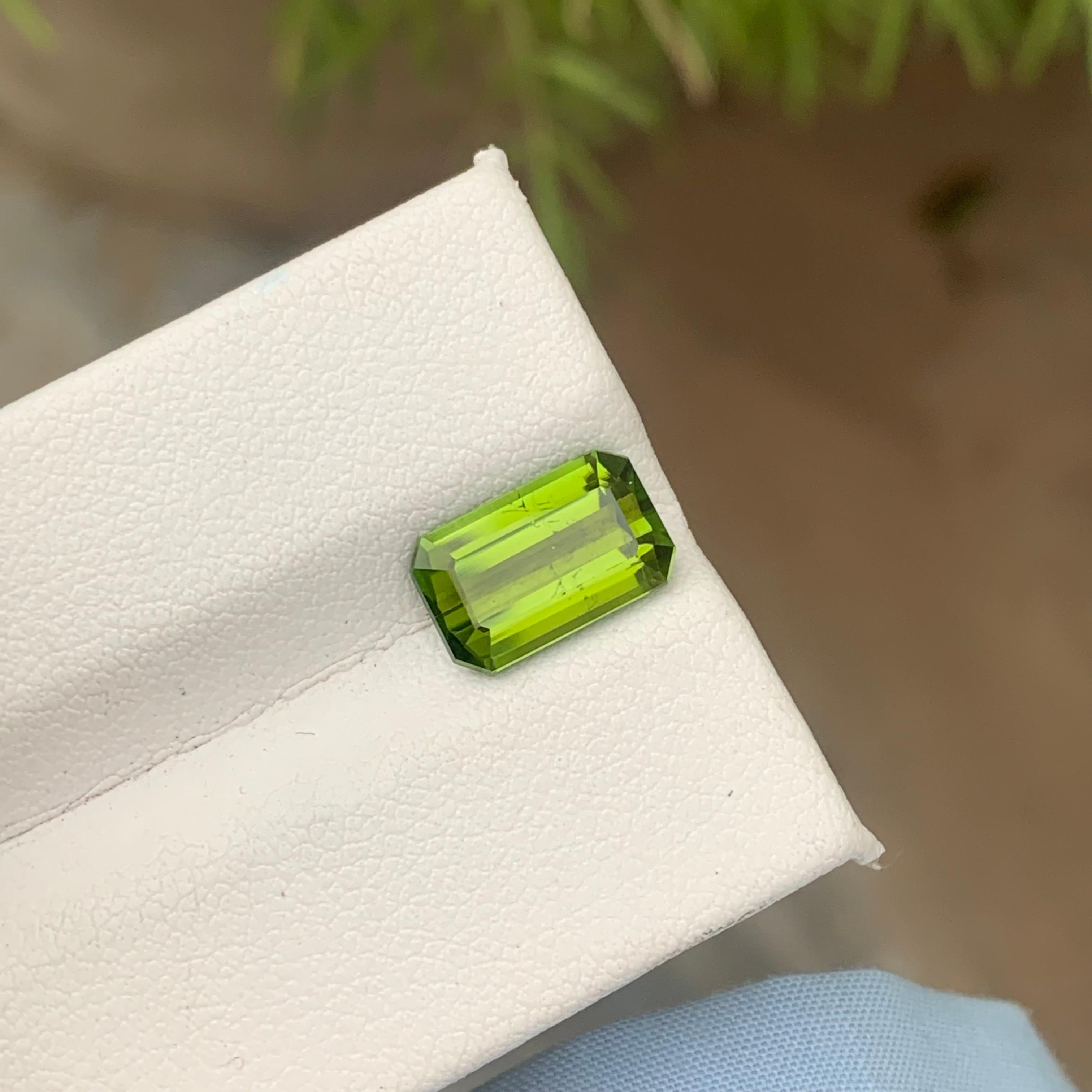 Bague en tourmaline verte facettée naturelle de 2,90 carats de taille émeraude pour la fabrication de bijoux en vente 8