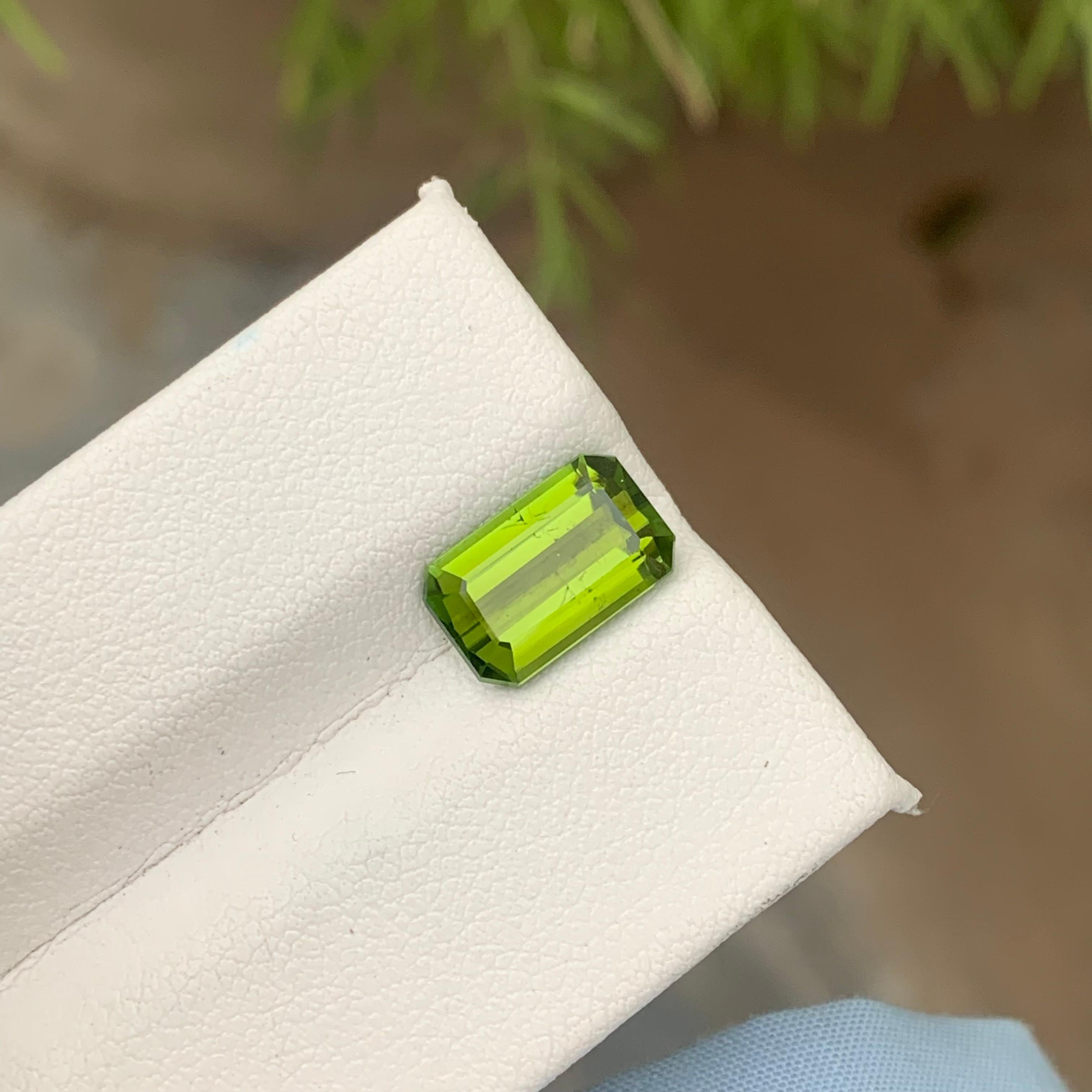 Bague en tourmaline verte facettée naturelle de 2,90 carats de taille émeraude pour la fabrication de bijoux en vente 9