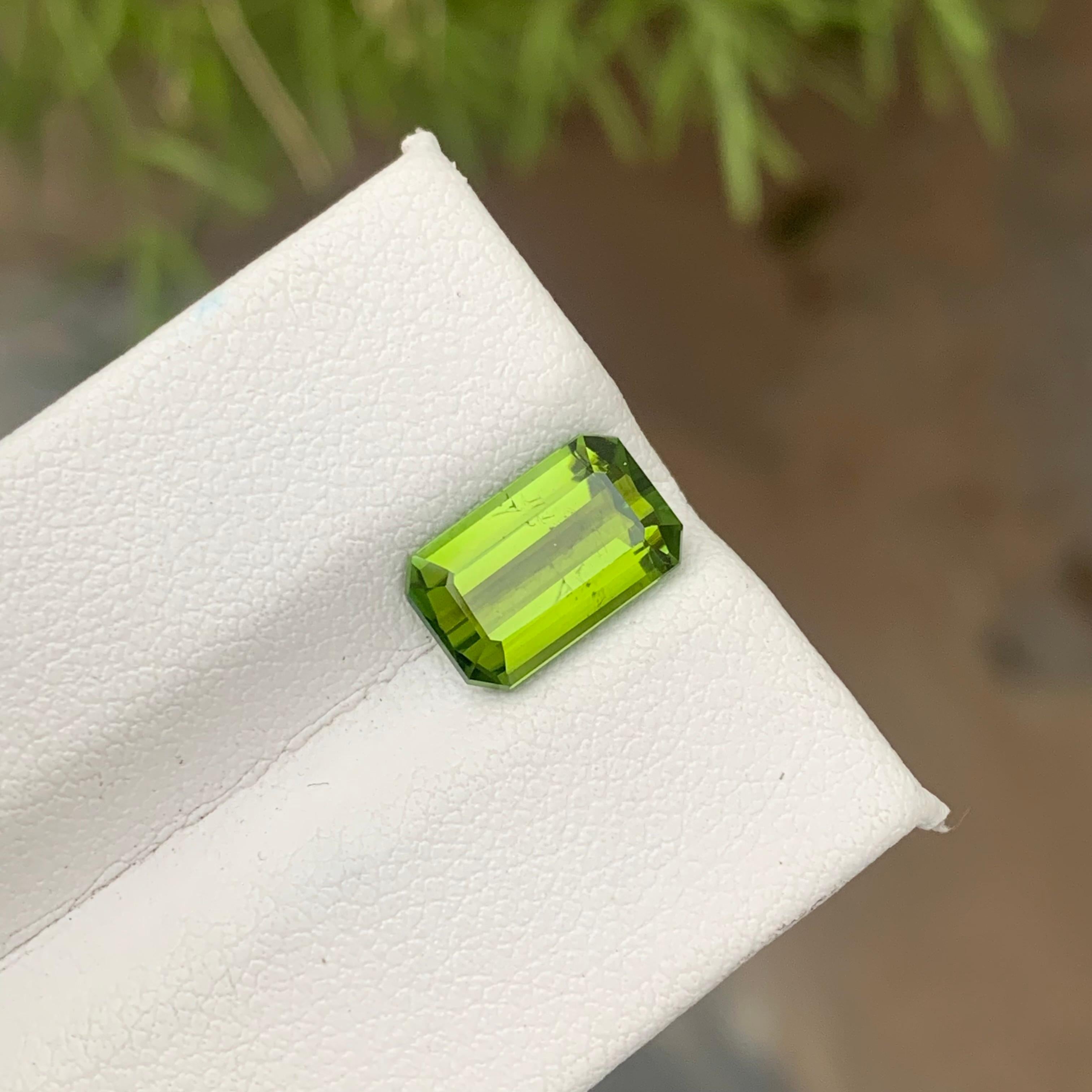 Bague en tourmaline verte facettée naturelle de 2,90 carats de taille émeraude pour la fabrication de bijoux en vente 1