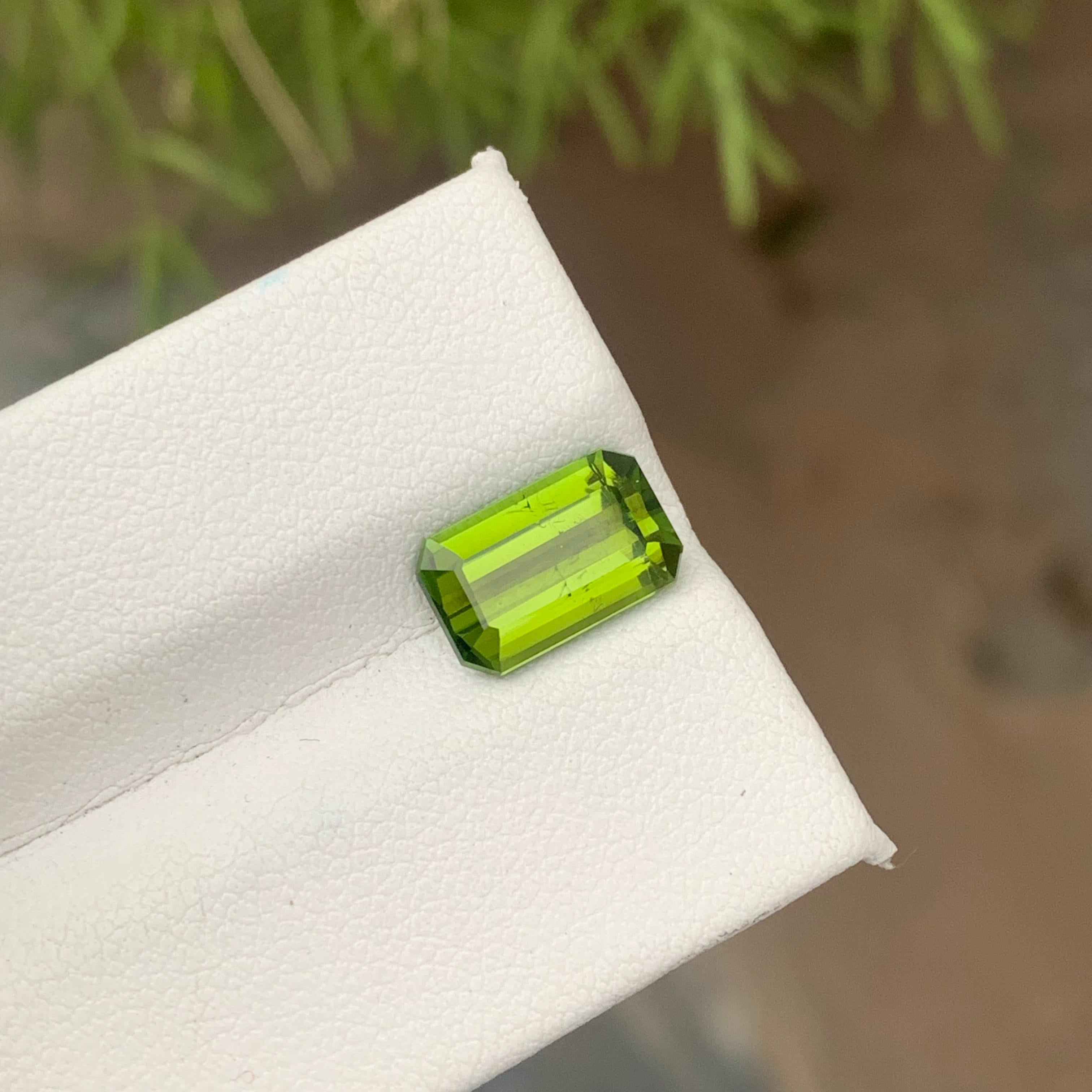 Bague en tourmaline verte facettée naturelle de 2,90 carats de taille émeraude pour la fabrication de bijoux en vente 2