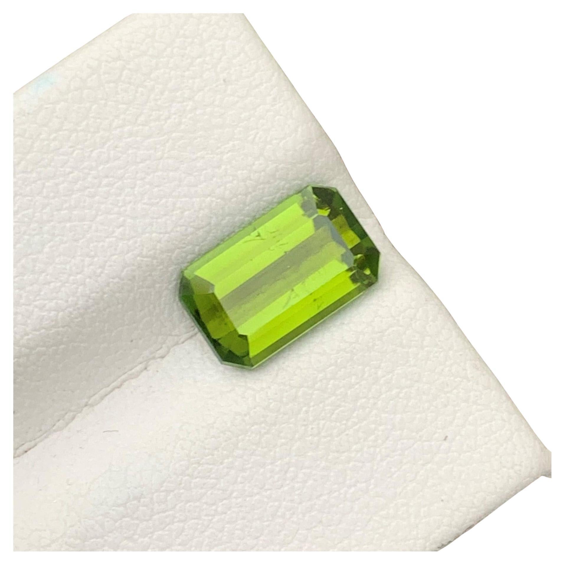 Bague en tourmaline verte facettée naturelle de 2,90 carats de taille émeraude pour la fabrication de bijoux en vente