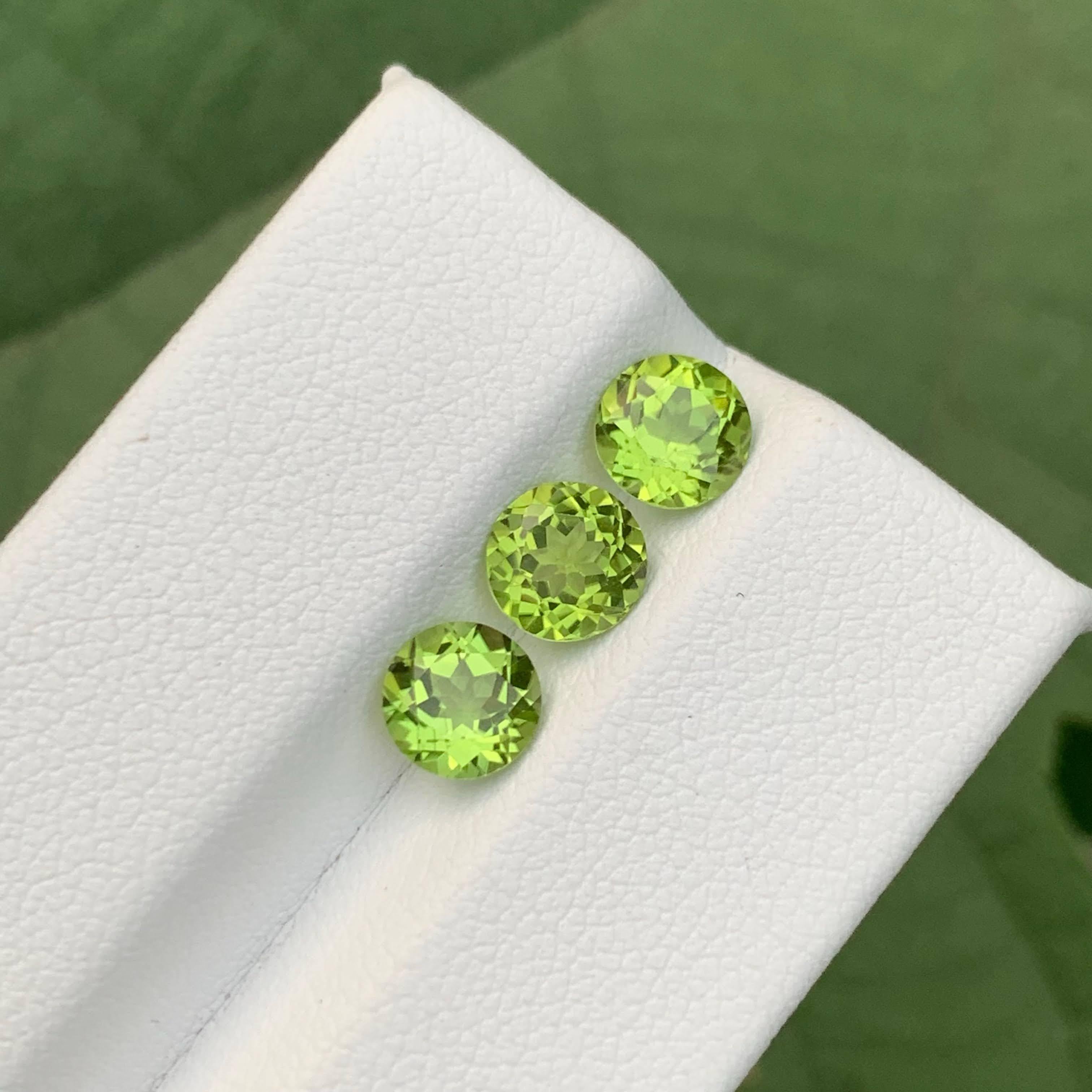 2.90 Carat Natural Loose 3 Piece Green Peridot Round Cut Pakistani Gemstones en vente 4