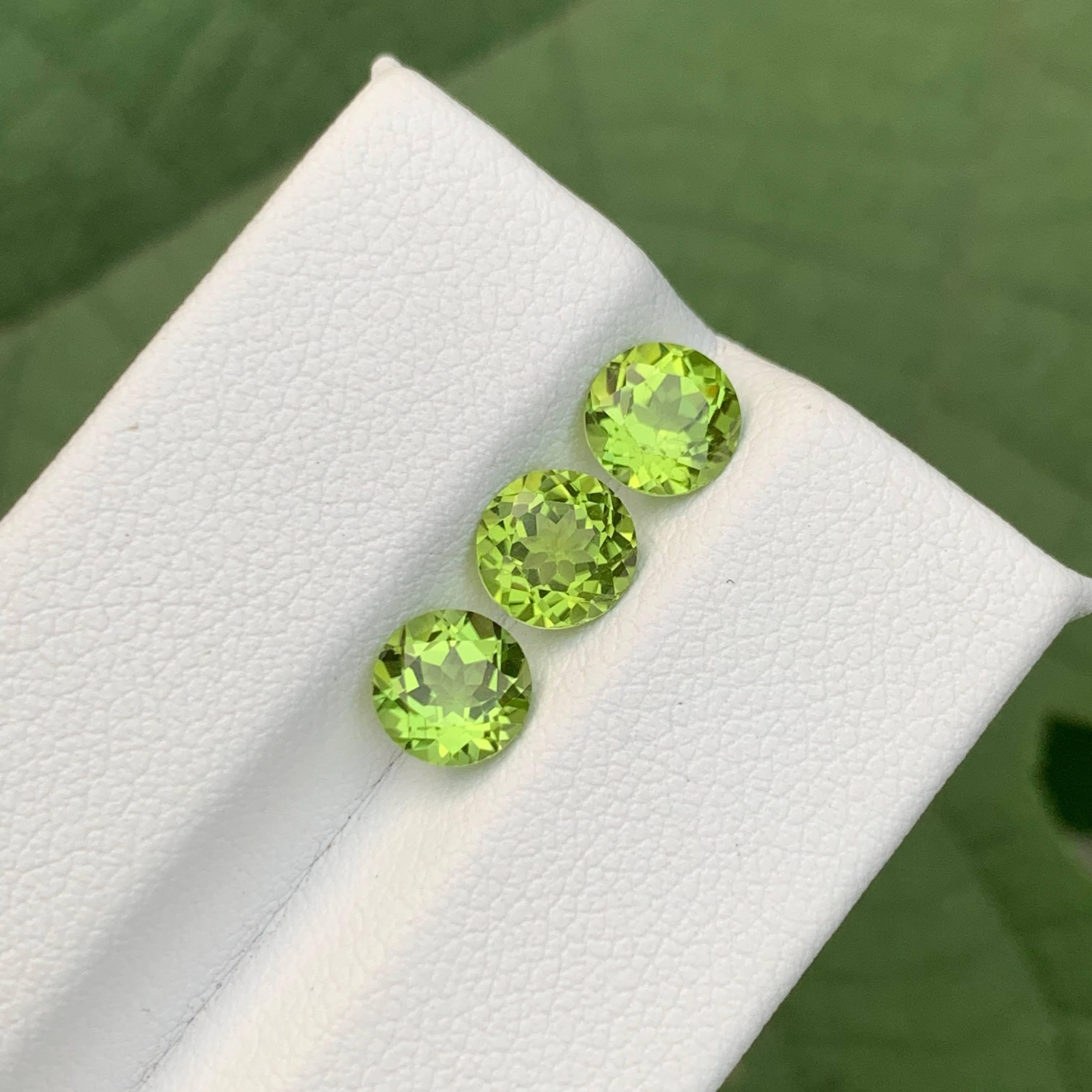2.90 Carat Natural Loose 3 Piece Green Peridot Round Cut Pakistani Gemstones en vente 5