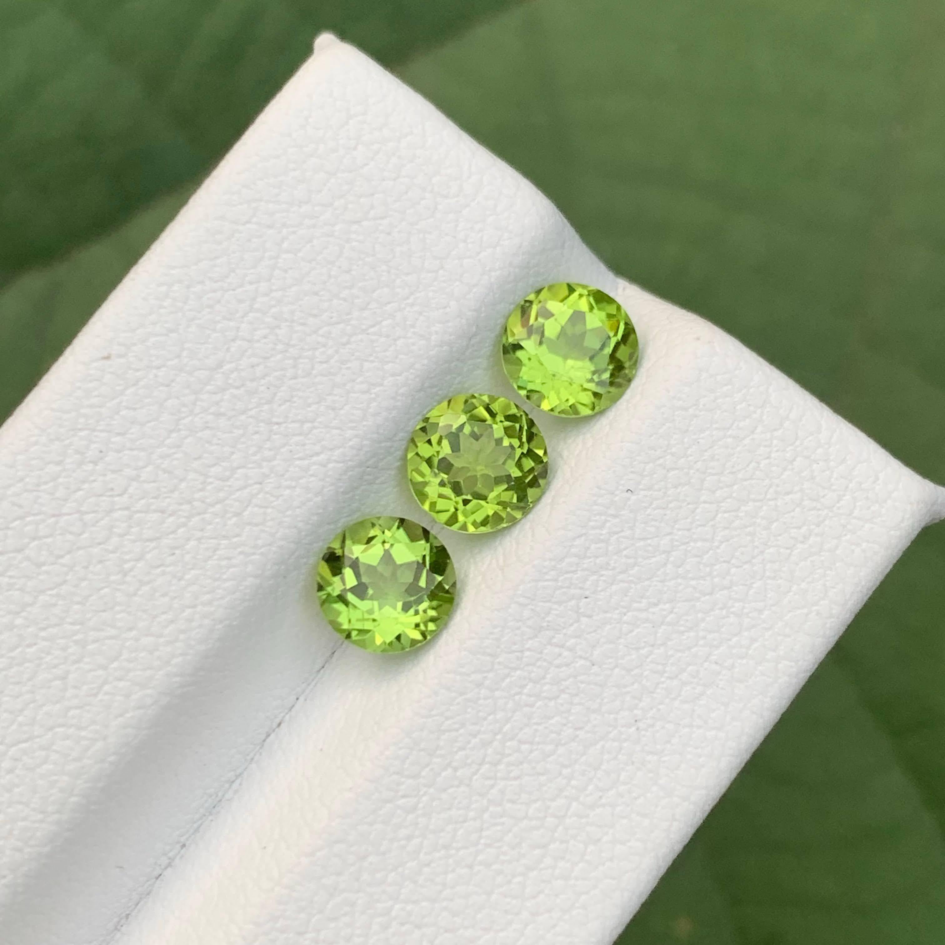 Taille ronde 2.90 Carat Natural Loose 3 Piece Green Peridot Round Cut Pakistani Gemstones en vente