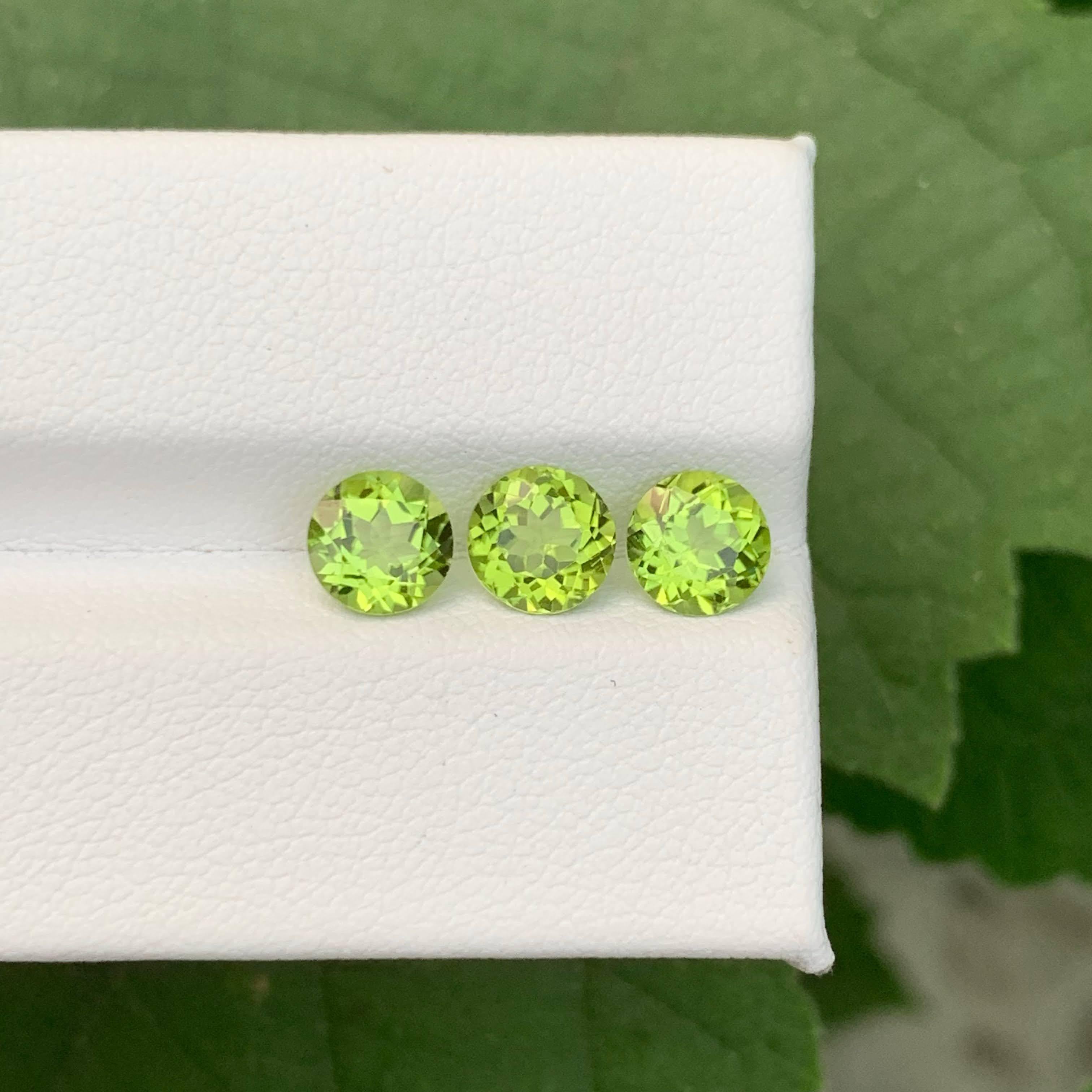 2.90 Carat Natural Loose 3 Piece Green Peridot Round Cut Pakistani Gemstones Neuf - En vente à Bangkok, TH