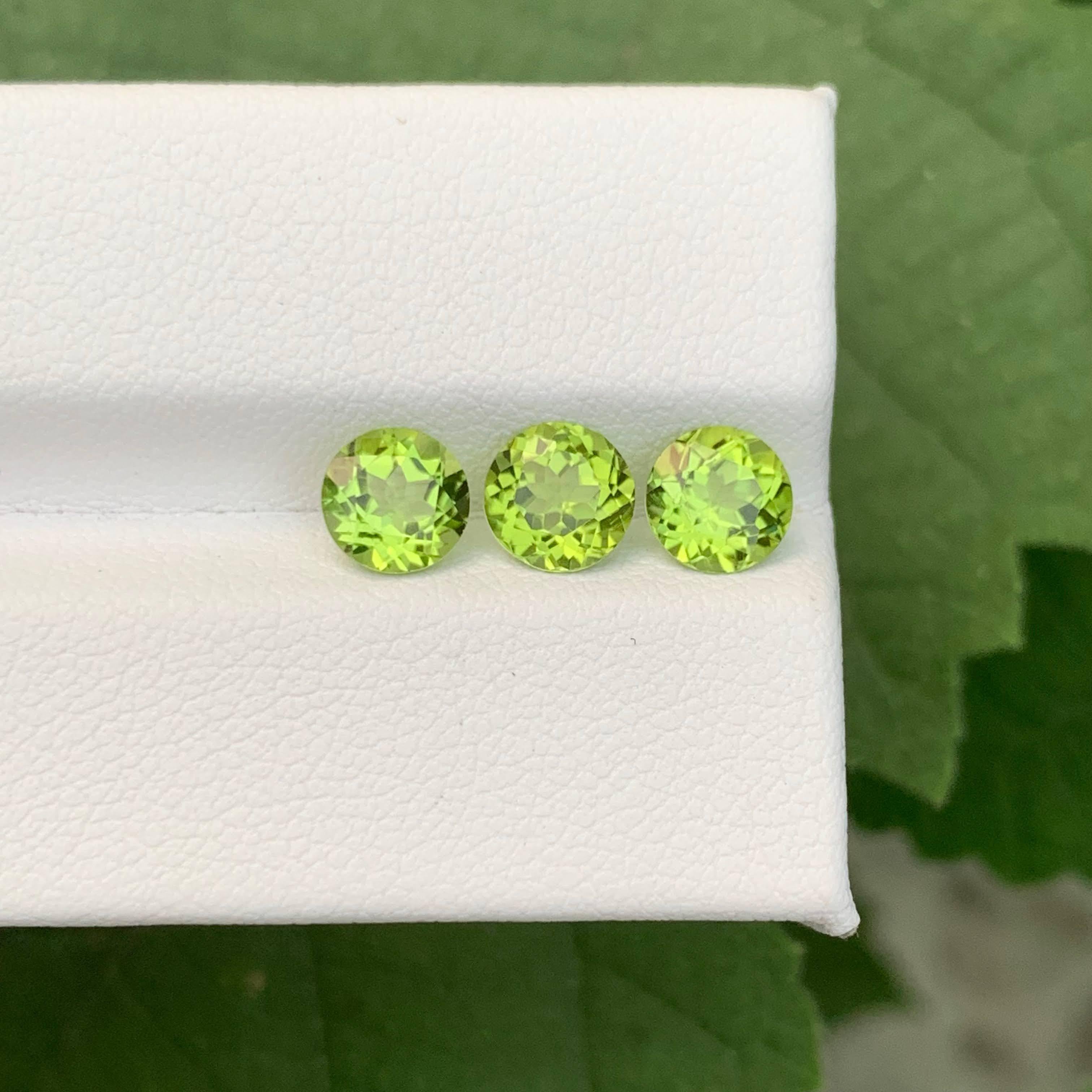 2.90 Carat Natural Loose 3 Piece Green Peridot Round Cut Pakistani Gemstones Unisexe en vente