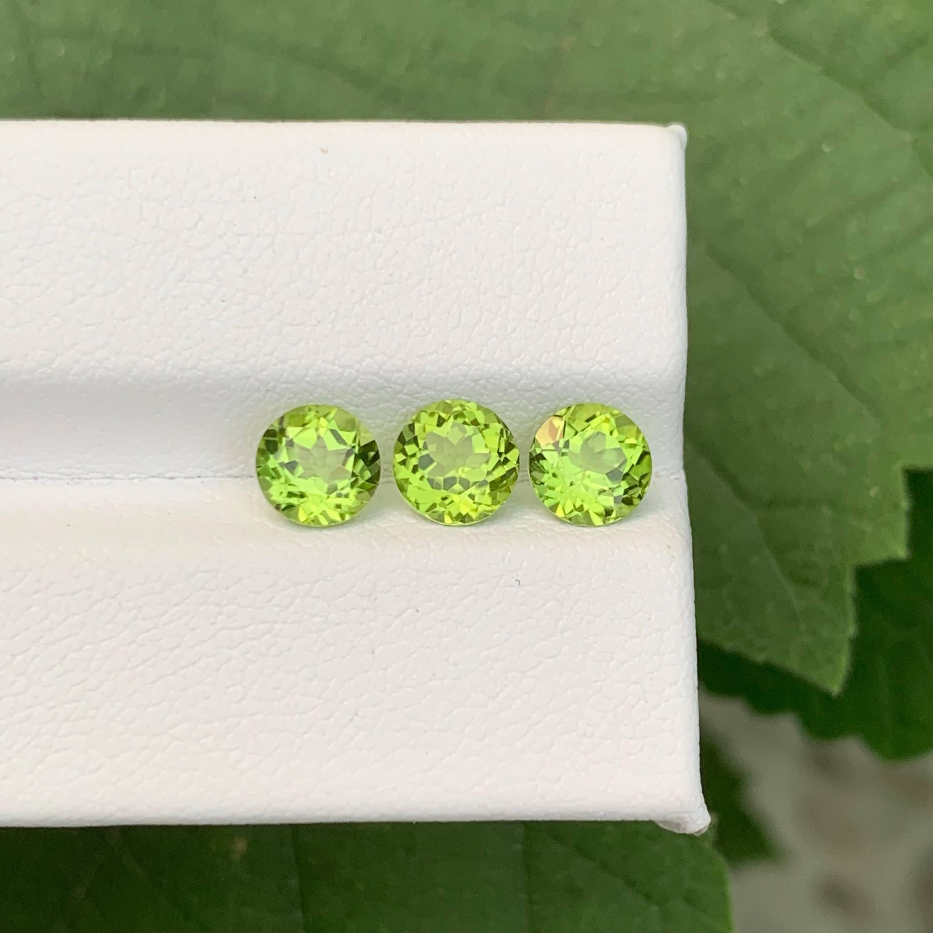 2.90 Carat Natural Loose 3 Piece Green Peridot Round Cut Pakistani Gemstones en vente 1