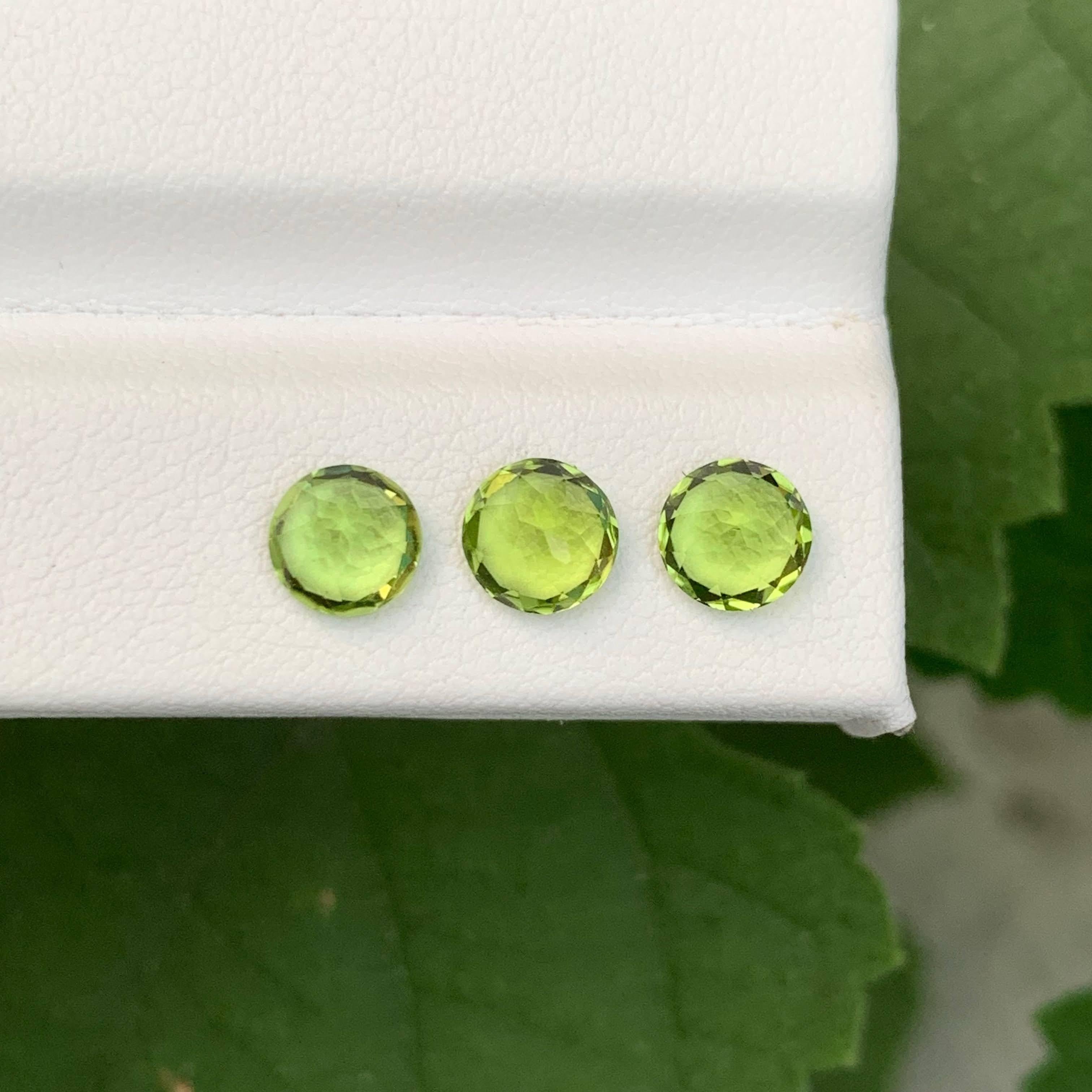 2.90 Carat Natural Loose 3 Piece Green Peridot Round Cut Pakistani Gemstones en vente 2