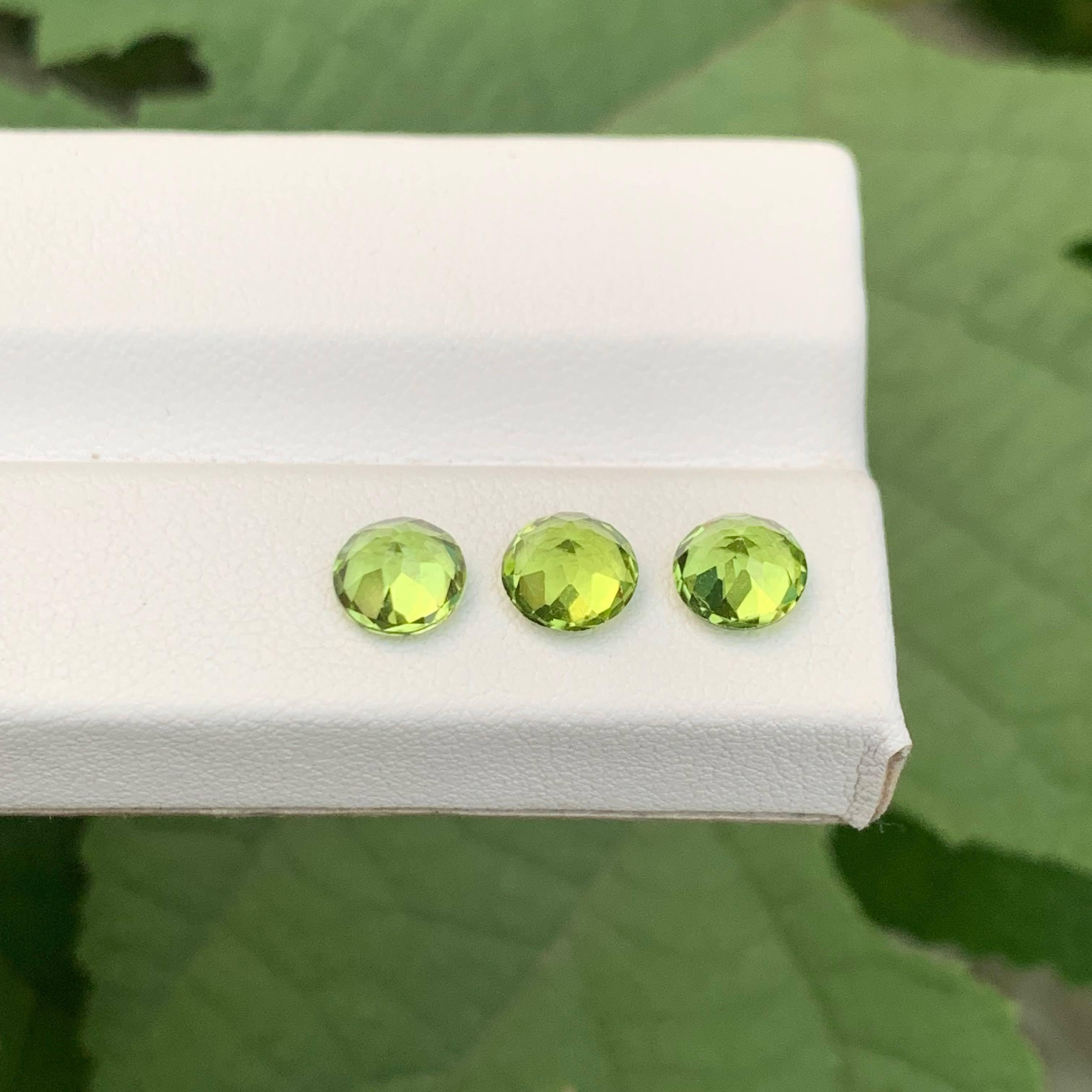2.90 Carat Natural Loose 3 Piece Green Peridot Round Cut Pakistani Gemstones en vente 3