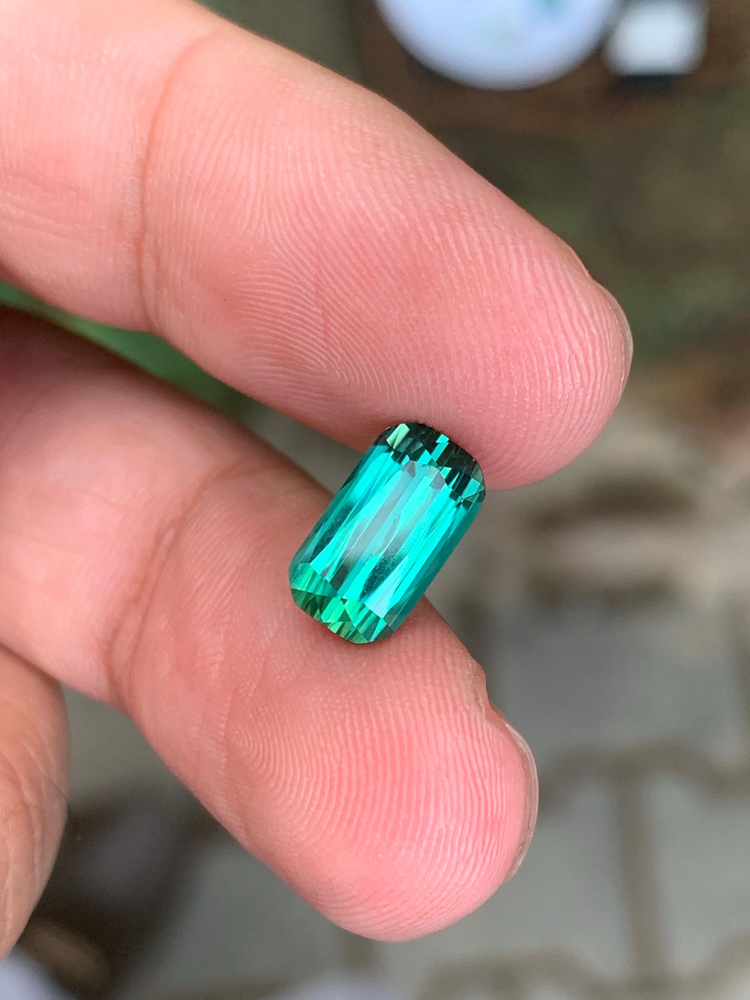 2,90 carati di tormalina blu verde sciolta naturale a forma di smeraldo lungo in vendita 5