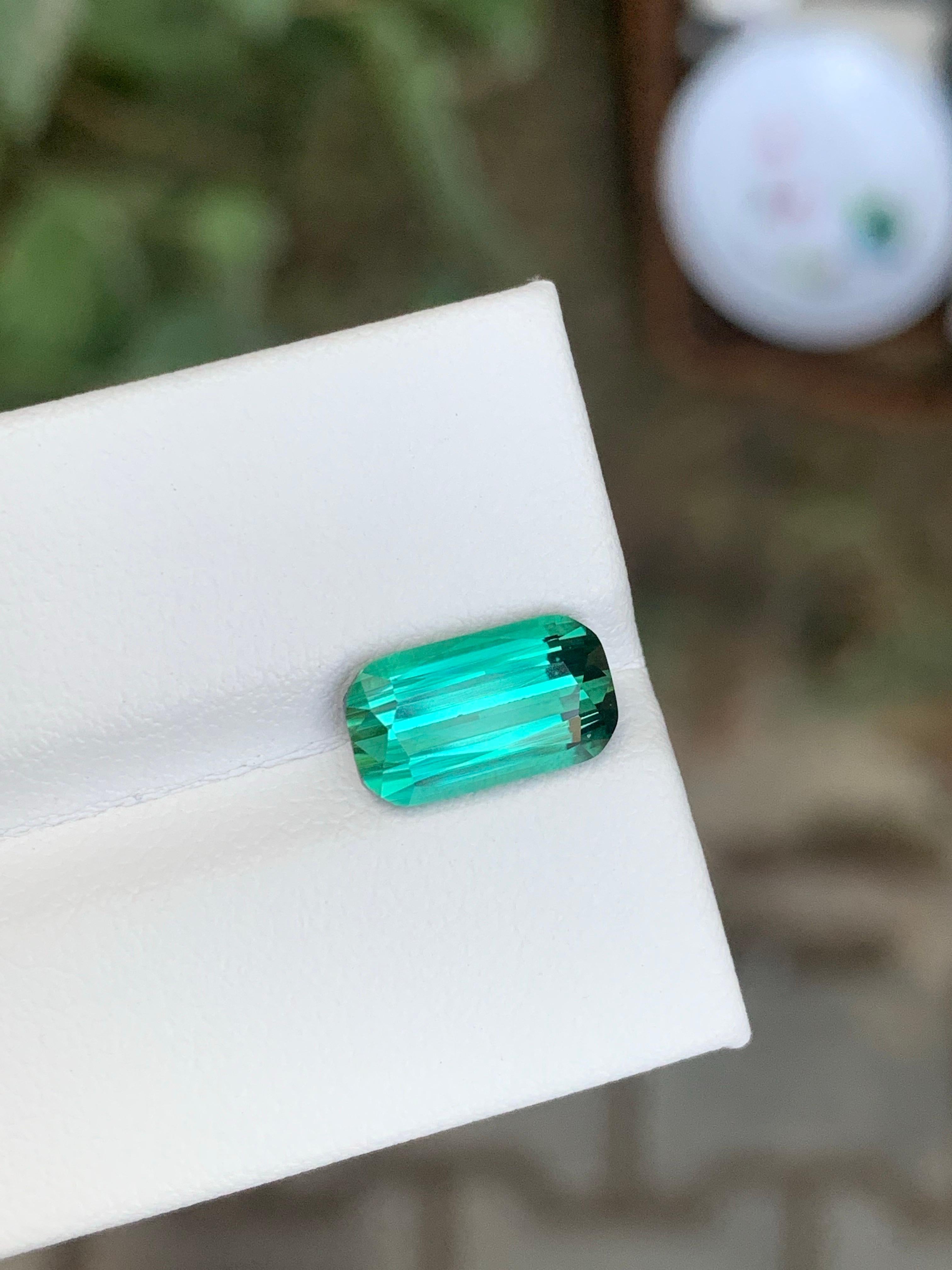 Tormalina verde blu sfaccettata

Peso: 2,90 Carati 
Dimensioni: 10,9 x 6,2 x 4,8 mm 
Origine: Afghanistan
Trattamento: Non
Certificato: Su richiesta del cliente


La tormalina è una gemma affascinante nota per la sua notevole varietà di colori, che
