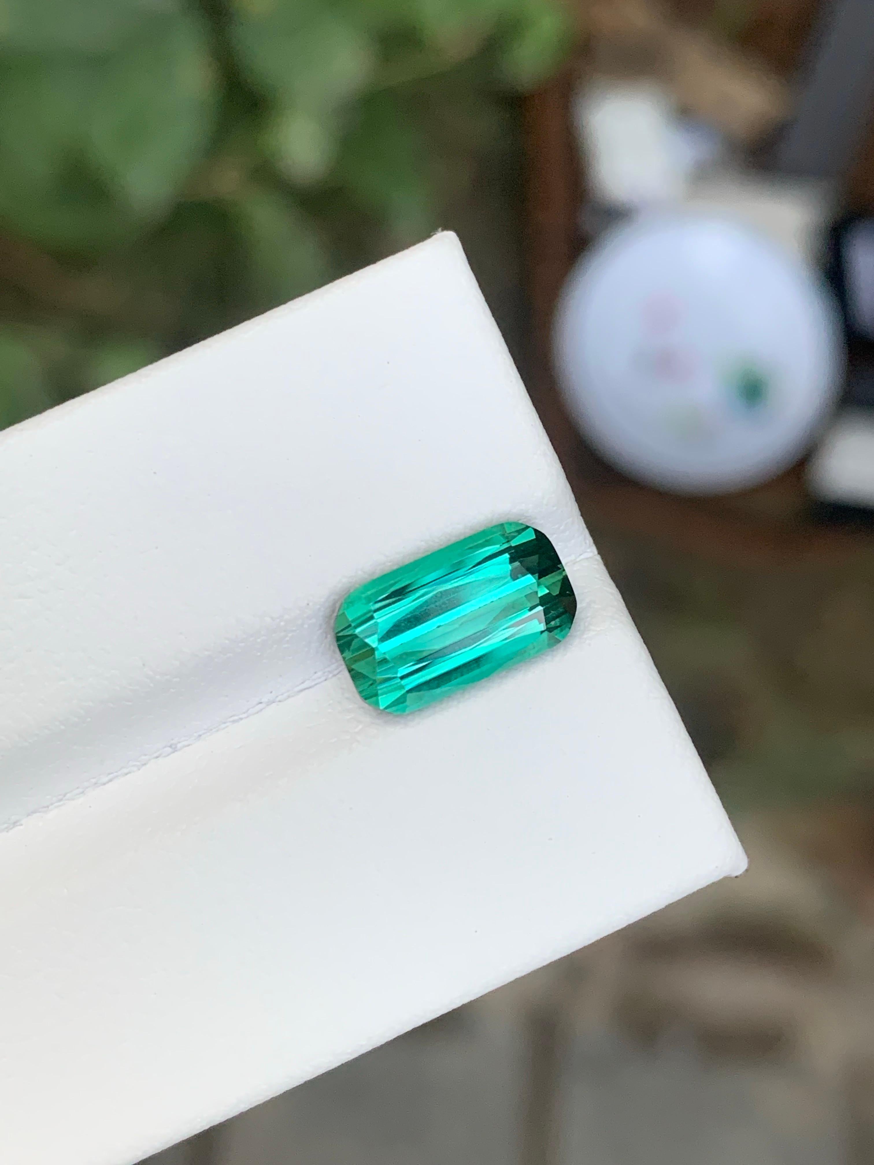 Arts and Crafts 2,90 carati di tormalina blu verde sciolta naturale a forma di smeraldo lungo in vendita