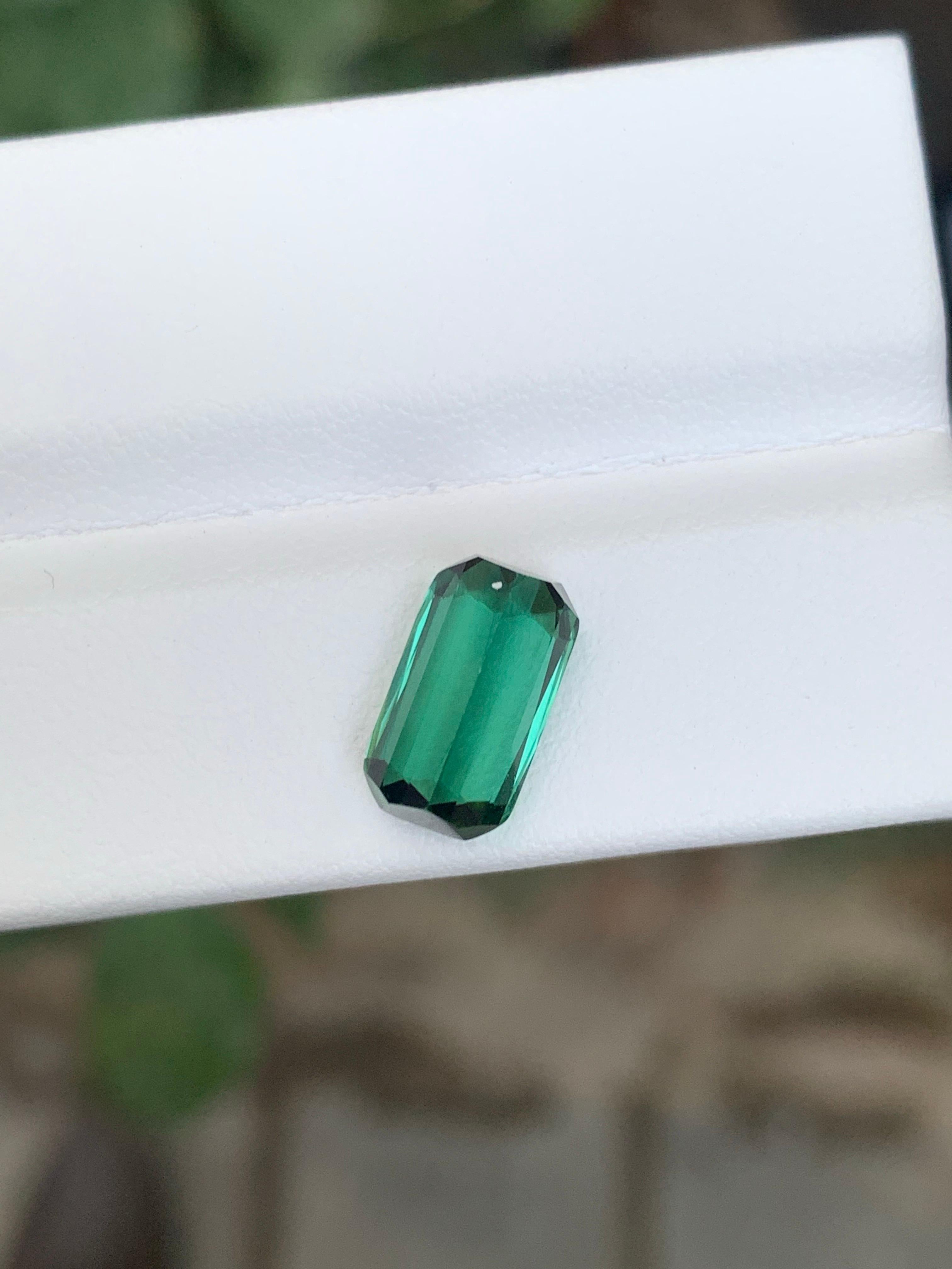 2,90 carati di tormalina blu verde sciolta naturale a forma di smeraldo lungo in vendita 2