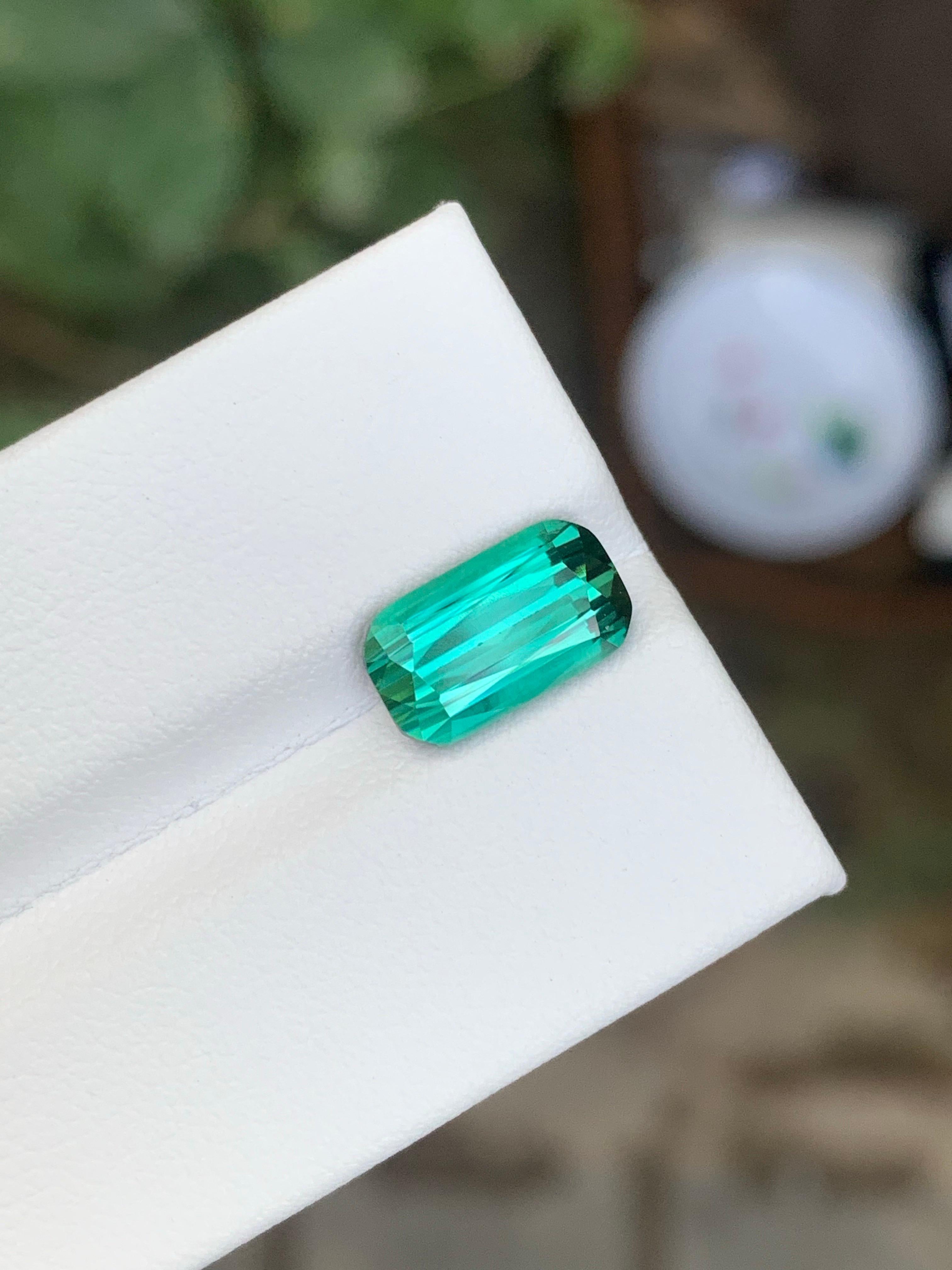 2,90 carati di tormalina blu verde sciolta naturale a forma di smeraldo lungo in vendita 3