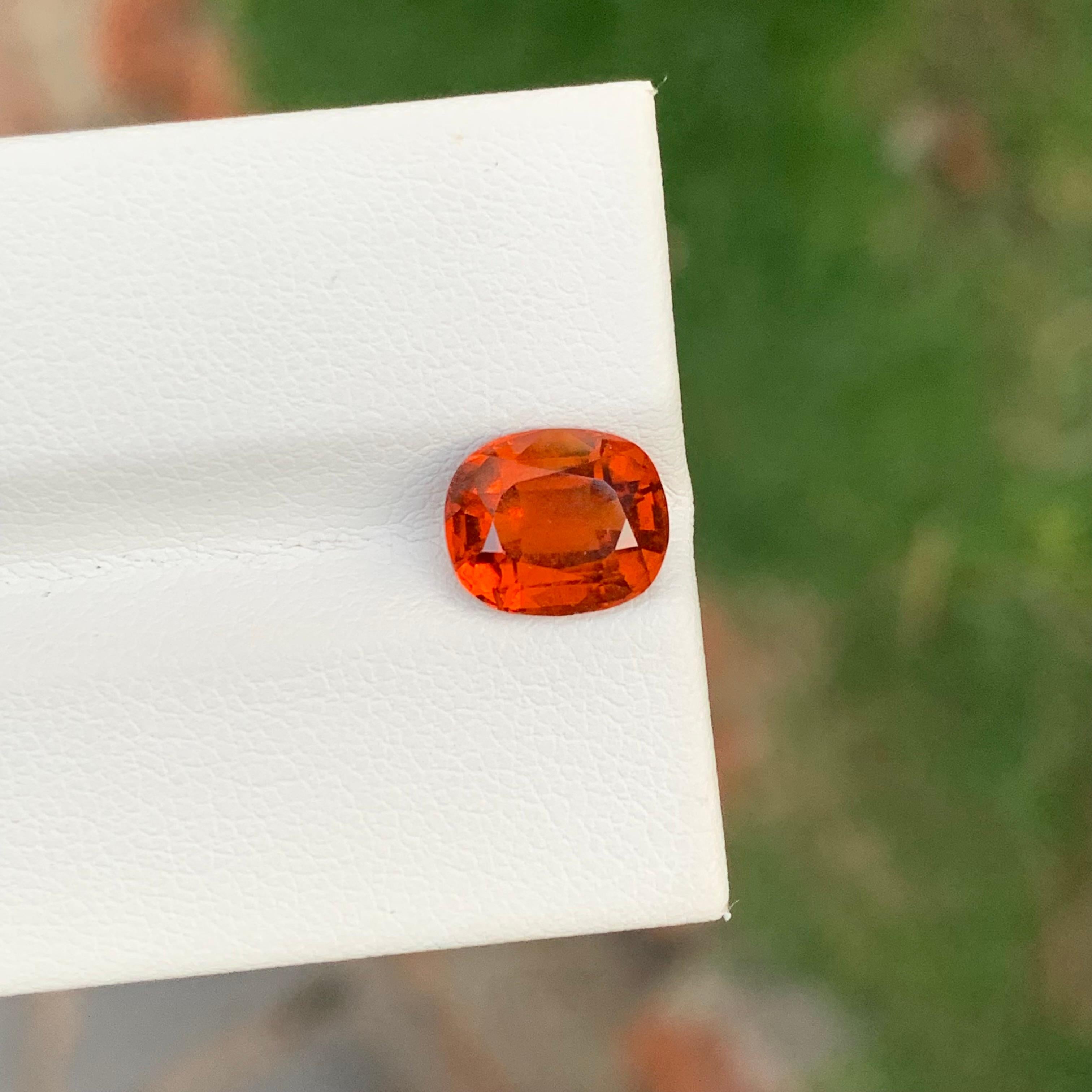 Pierre précieuse taille coussin en grenat hessonite naturel non serti de 2,90 carats d'Afrique Unisexe en vente