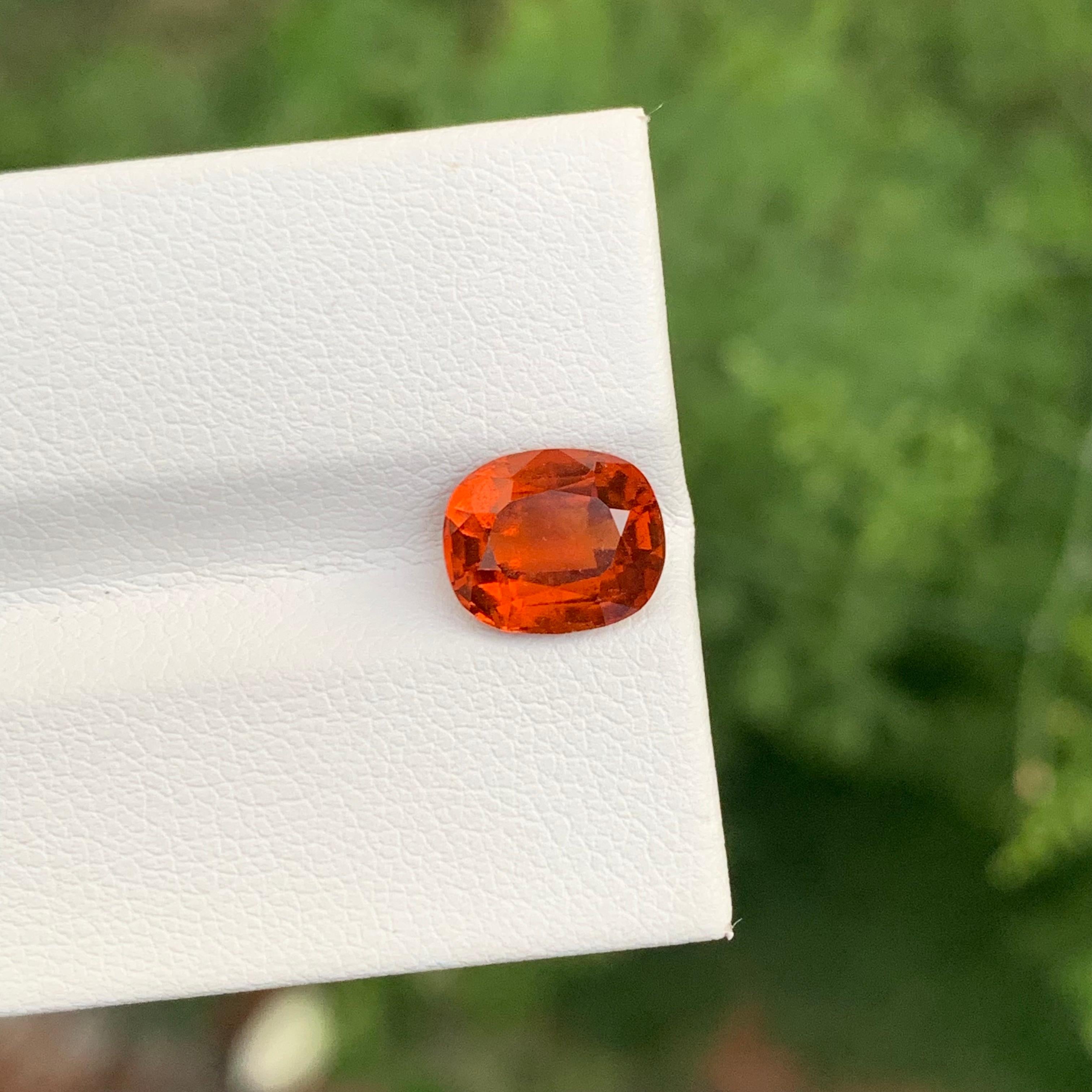 Pierre précieuse taille coussin en grenat hessonite naturel non serti de 2,90 carats d'Afrique en vente 1