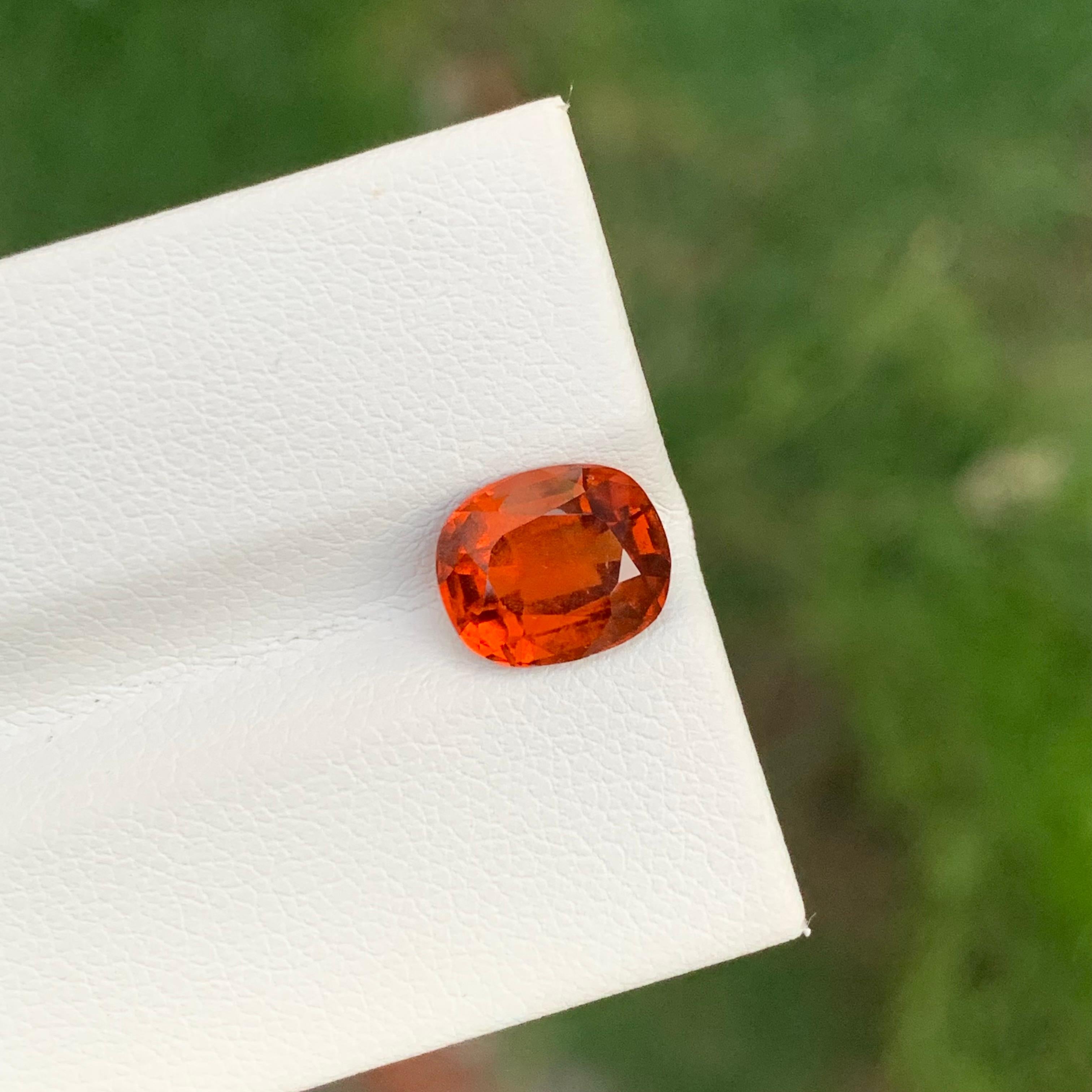 Pierre précieuse taille coussin en grenat hessonite naturel non serti de 2,90 carats d'Afrique en vente 3