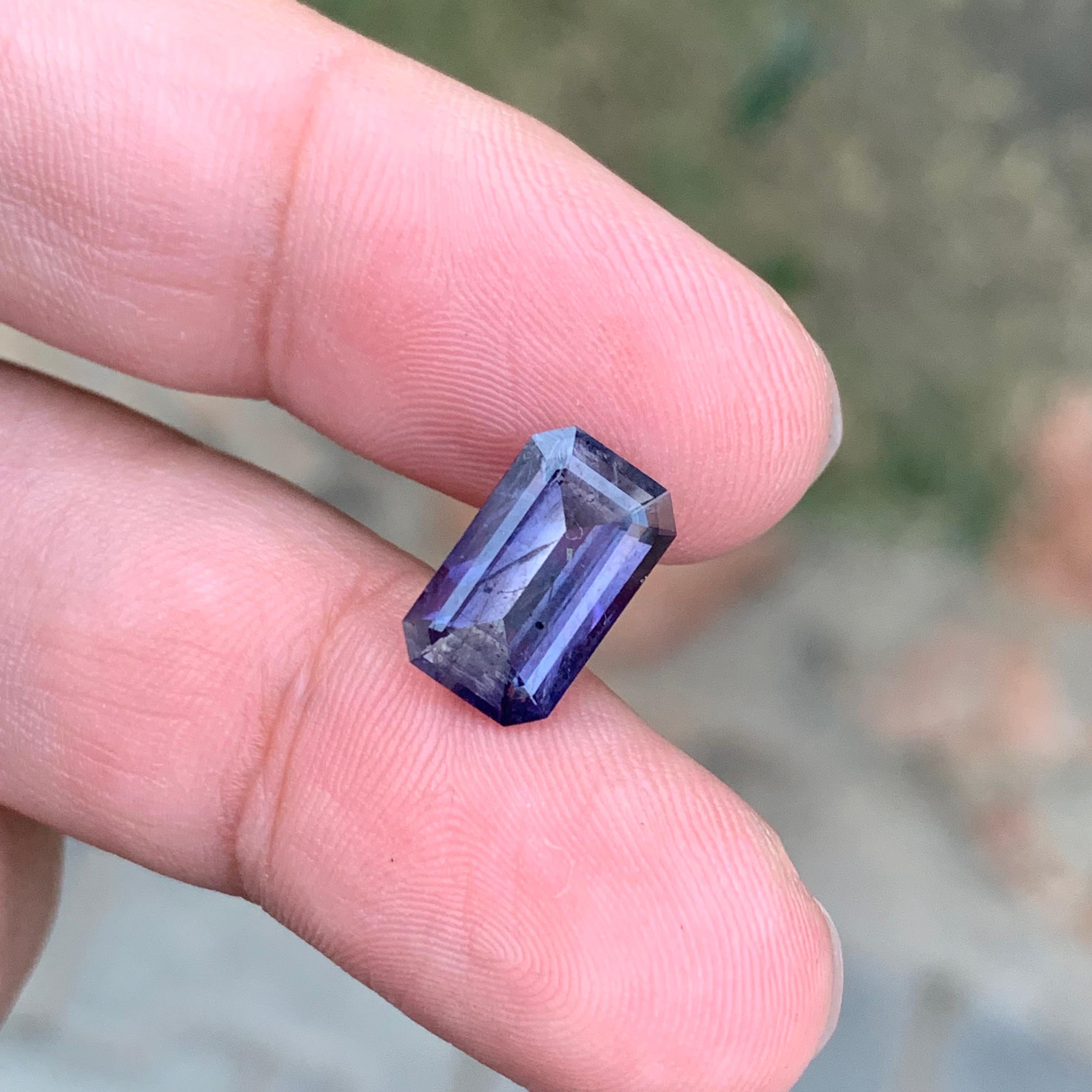 Rara pietra preziosa di forma smeraldina di Iolite naturale sfusa da 2,90 carati proveniente dall'India in vendita 4