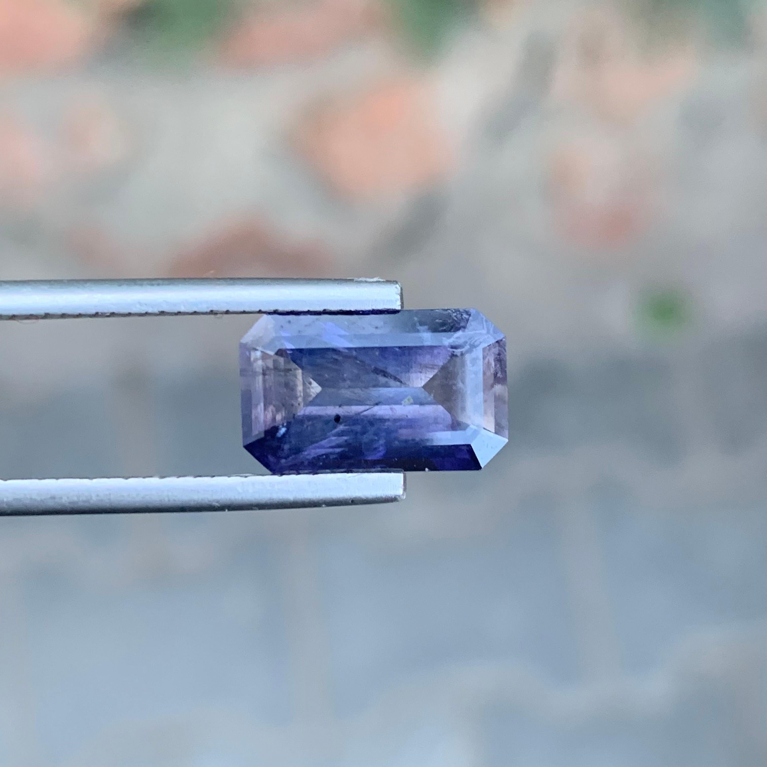 Arts and Crafts Rara pietra preziosa di forma smeraldina di Iolite naturale sfusa da 2,90 carati proveniente dall'India in vendita