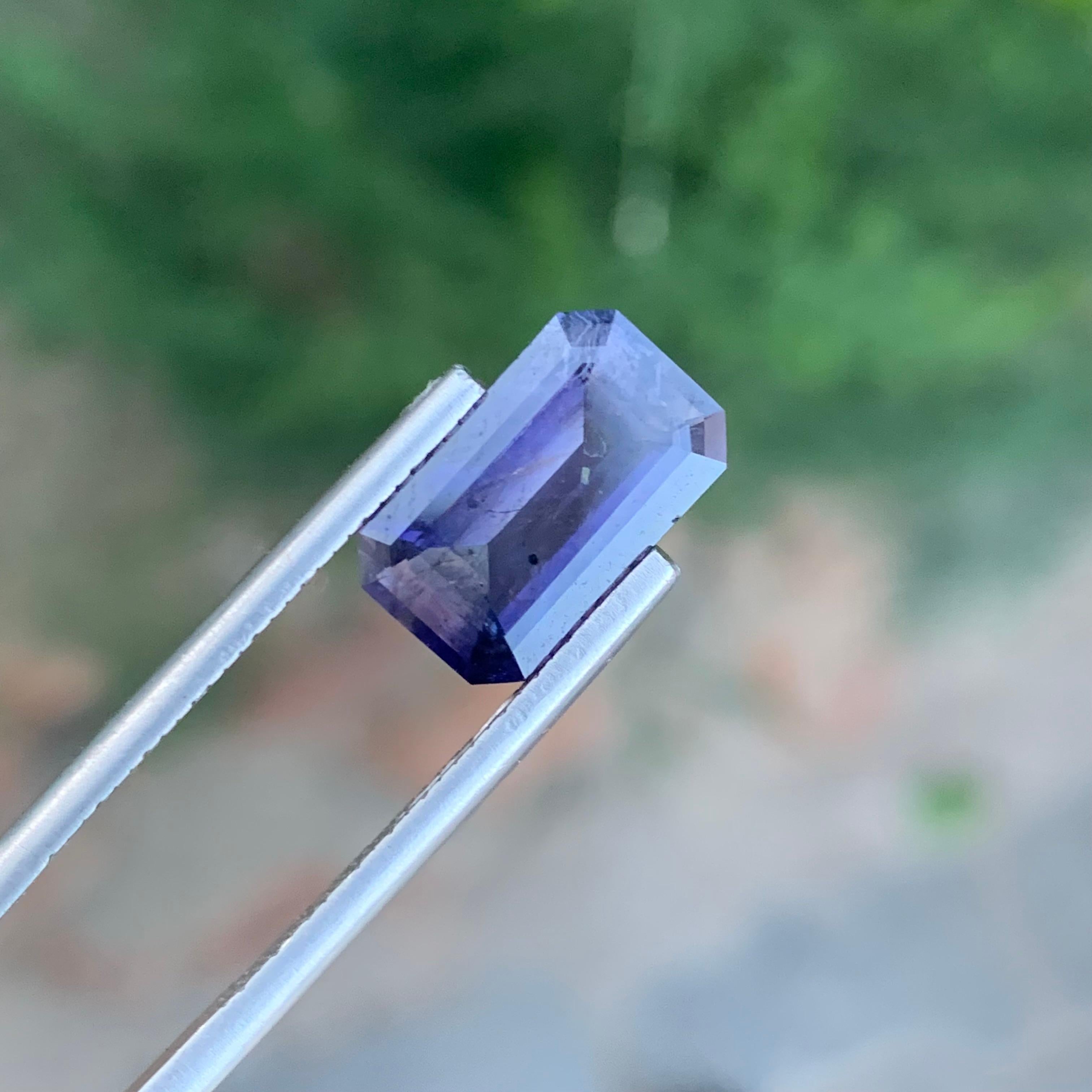 Rara pietra preziosa di forma smeraldina di Iolite naturale sfusa da 2,90 carati proveniente dall'India In condizioni Nuovo in vendita a Peshawar, PK