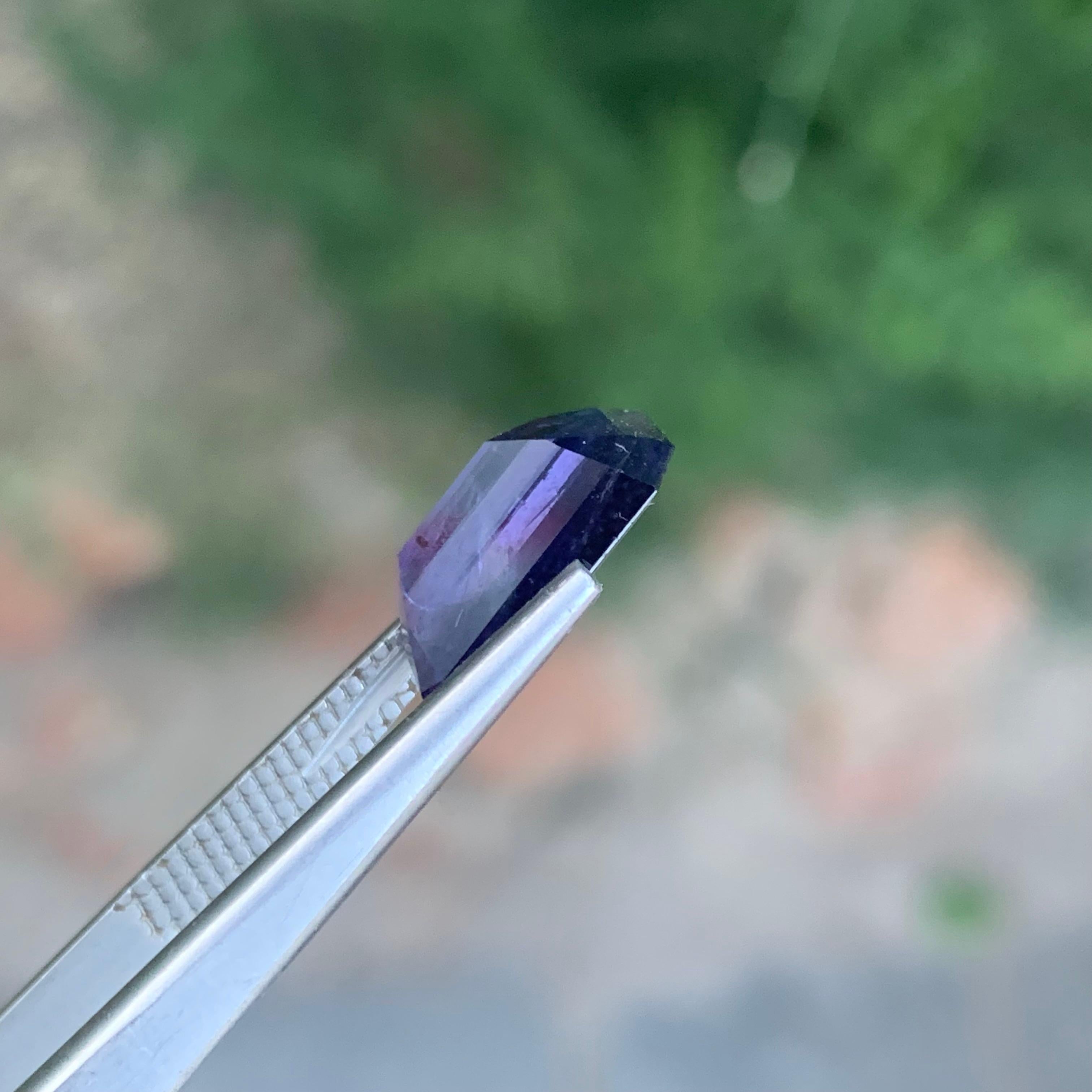Rara pietra preziosa di forma smeraldina di Iolite naturale sfusa da 2,90 carati proveniente dall'India in vendita 1