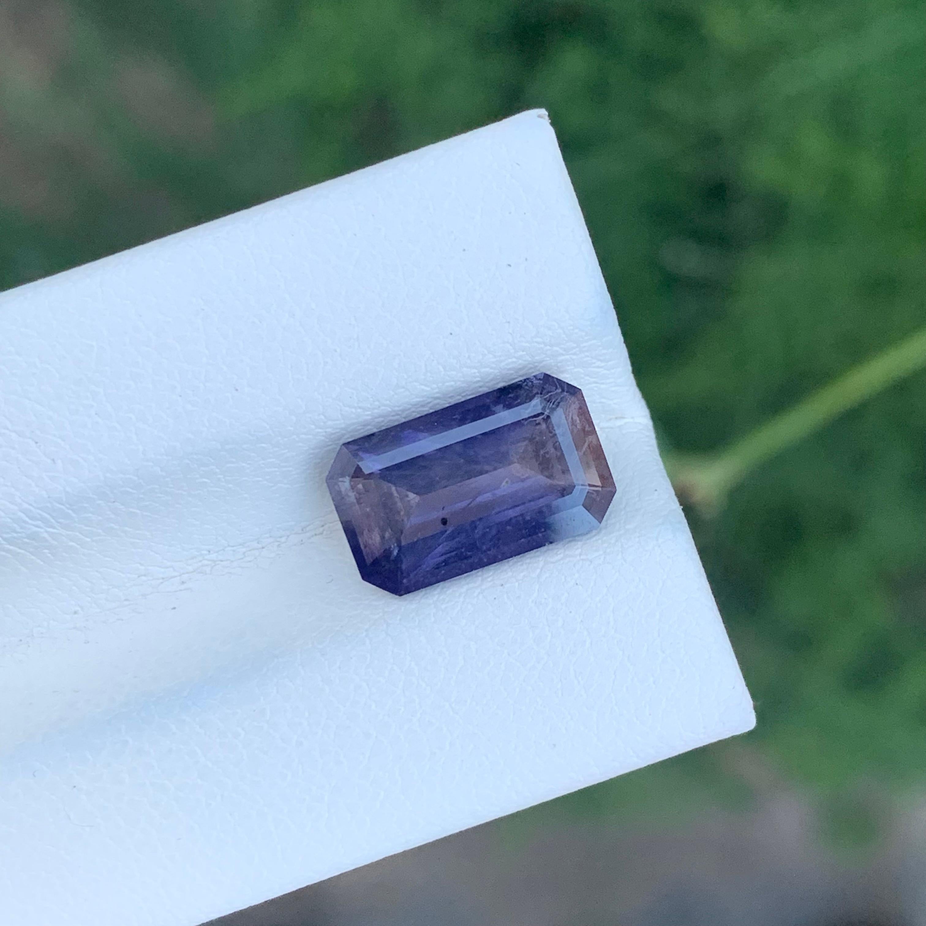 Rara pietra preziosa di forma smeraldina di Iolite naturale sfusa da 2,90 carati proveniente dall'India in vendita 2