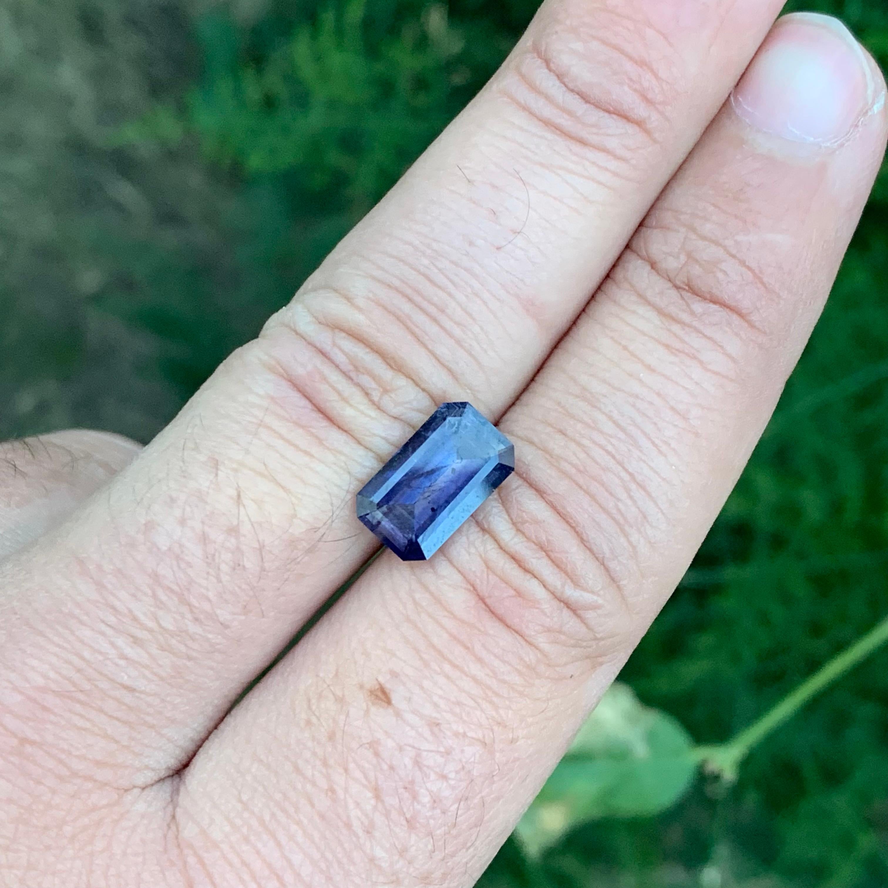 Rara pietra preziosa di forma smeraldina di Iolite naturale sfusa da 2,90 carati proveniente dall'India in vendita 3